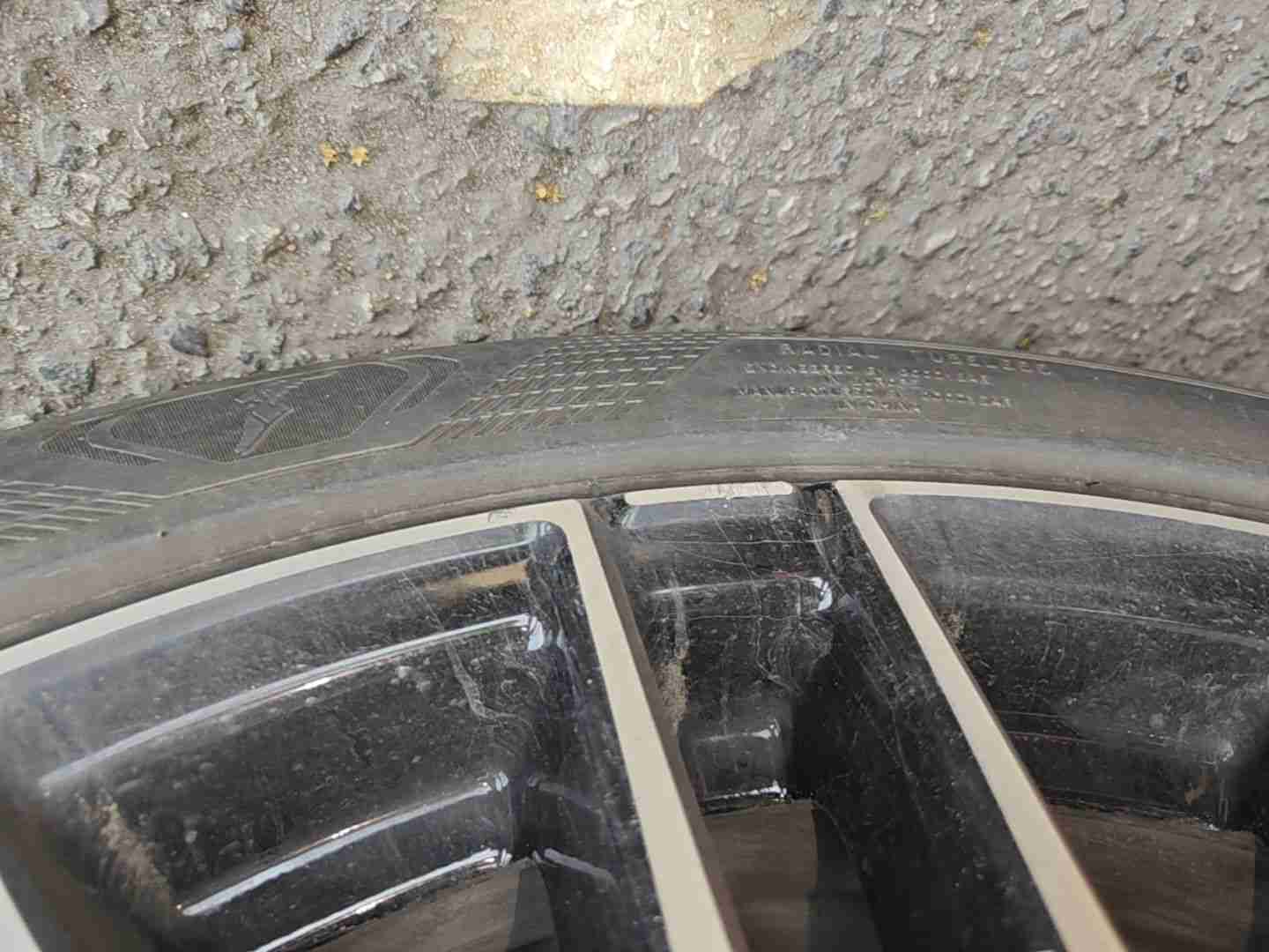 右前轮毂表面划伤实拍