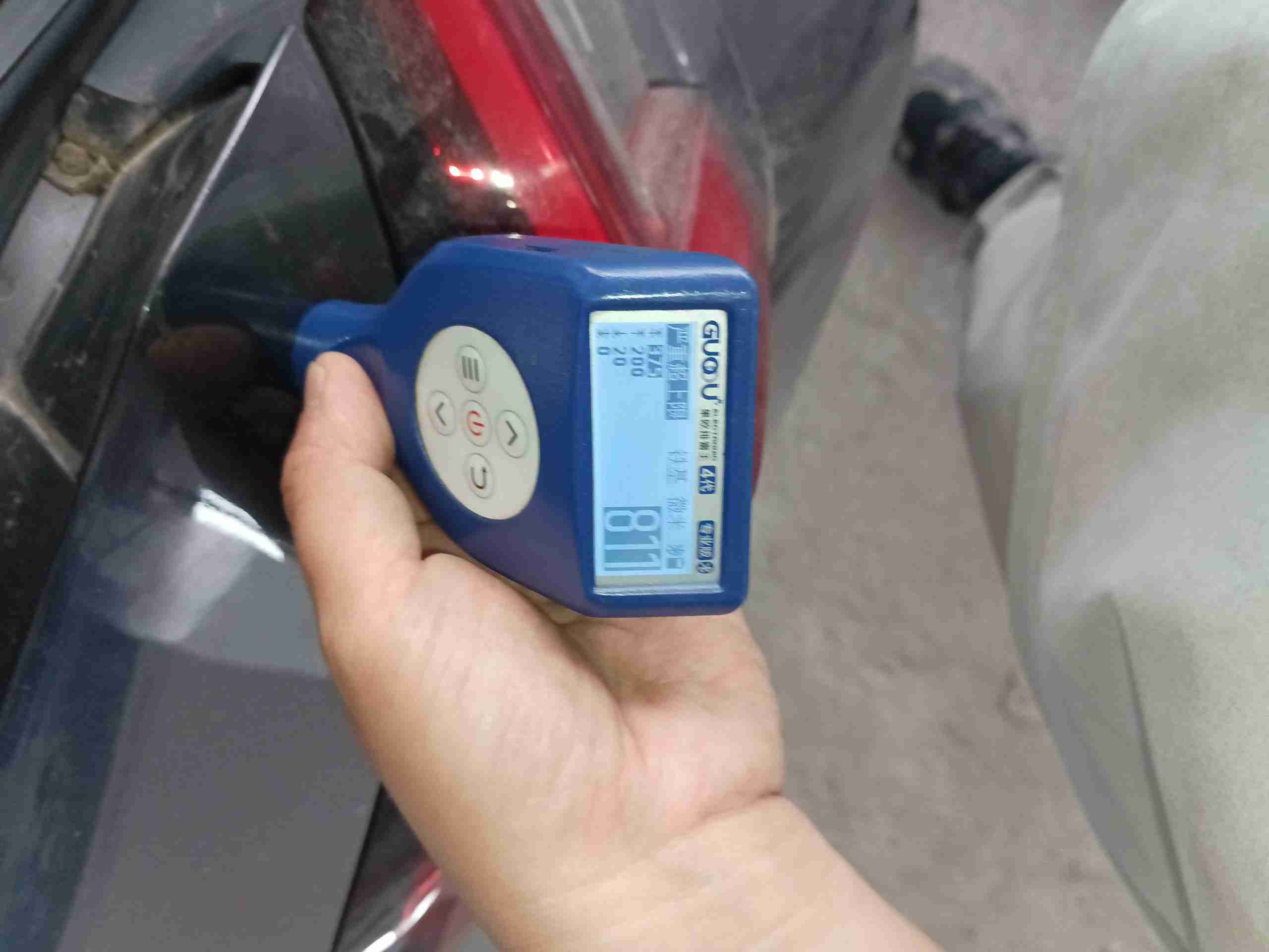 左后翼子板钣金喷漆痕迹实拍