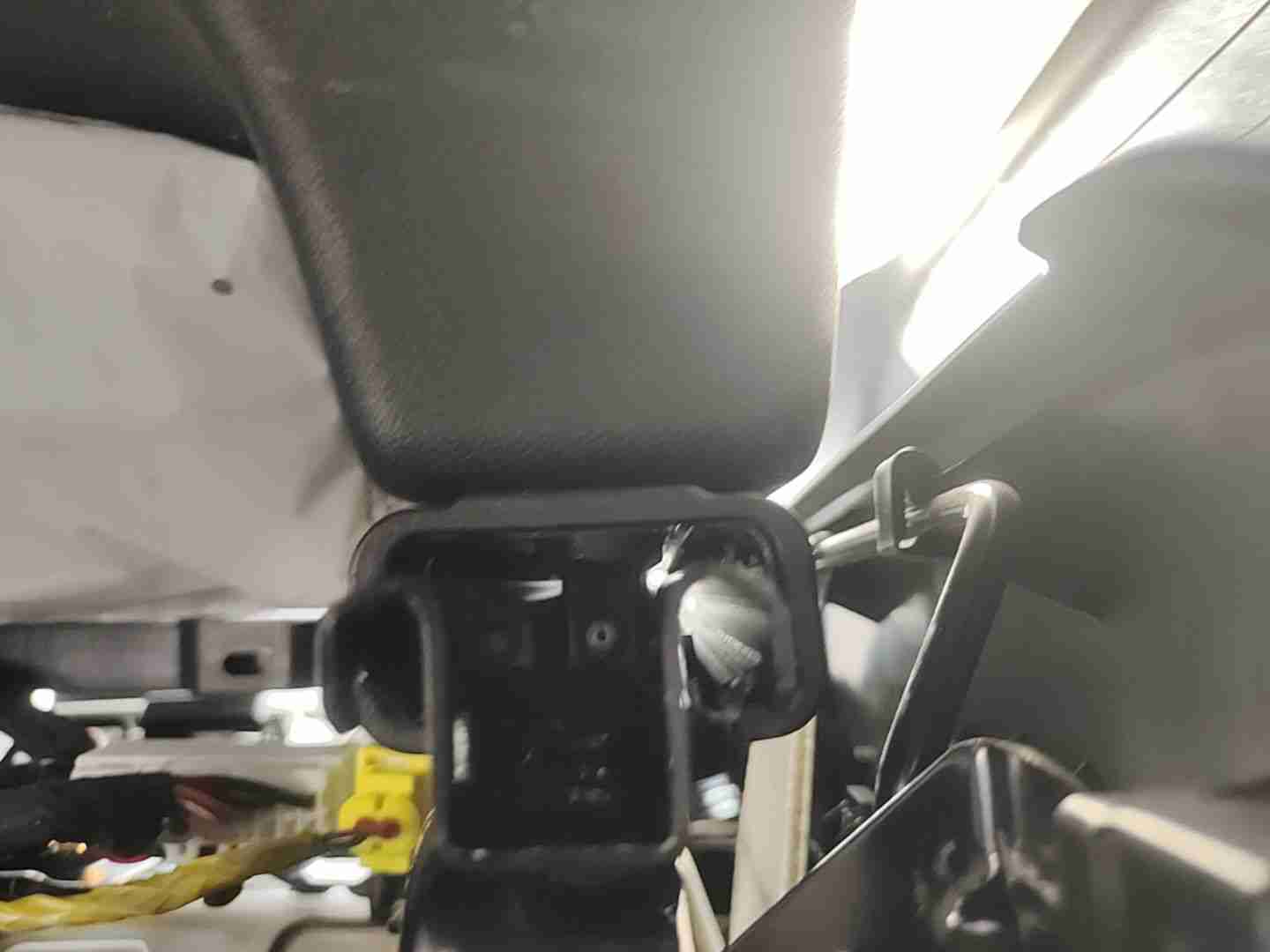 右前座椅滑轨拆卸痕迹实拍
