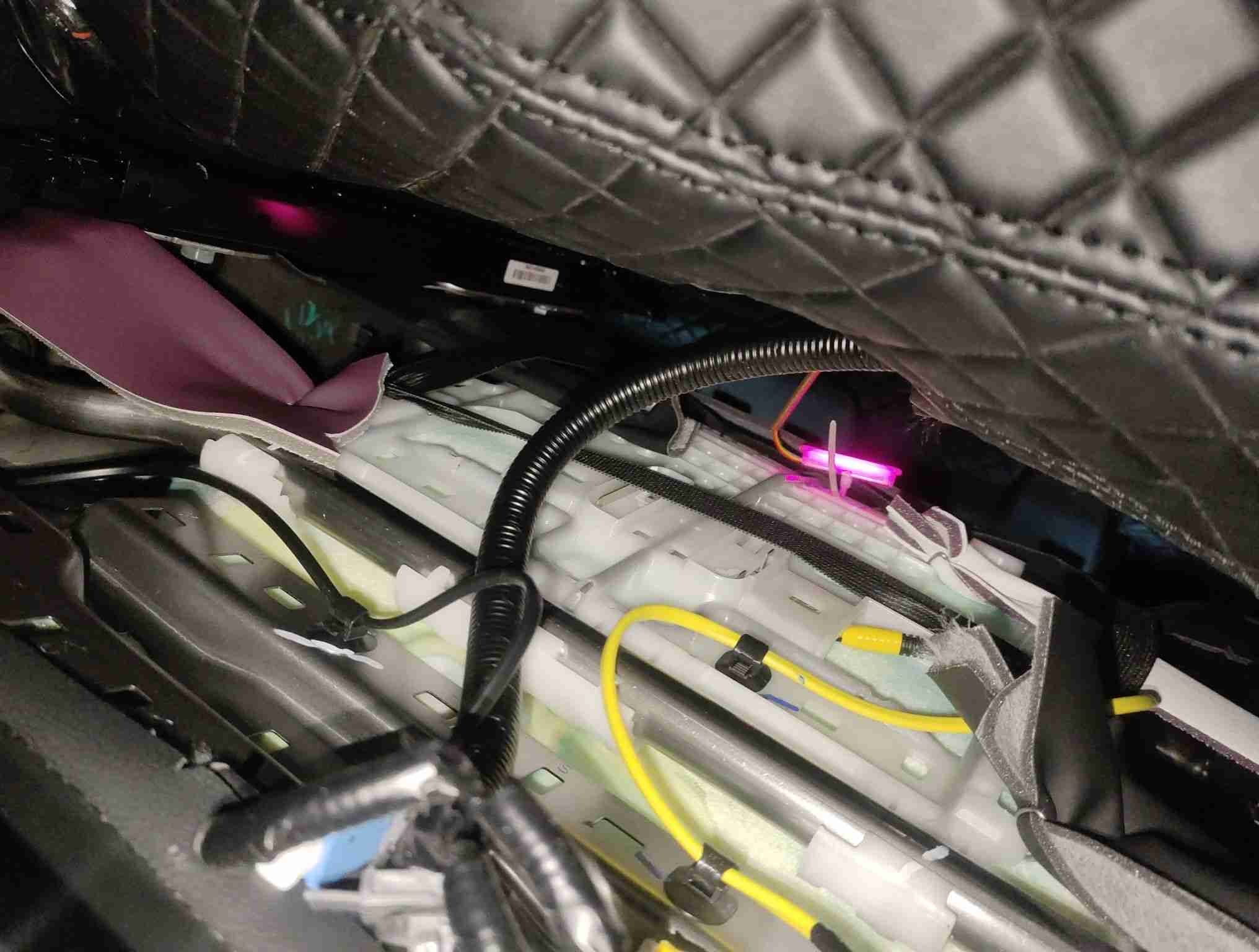 右前座椅滑轨拆卸痕迹实拍