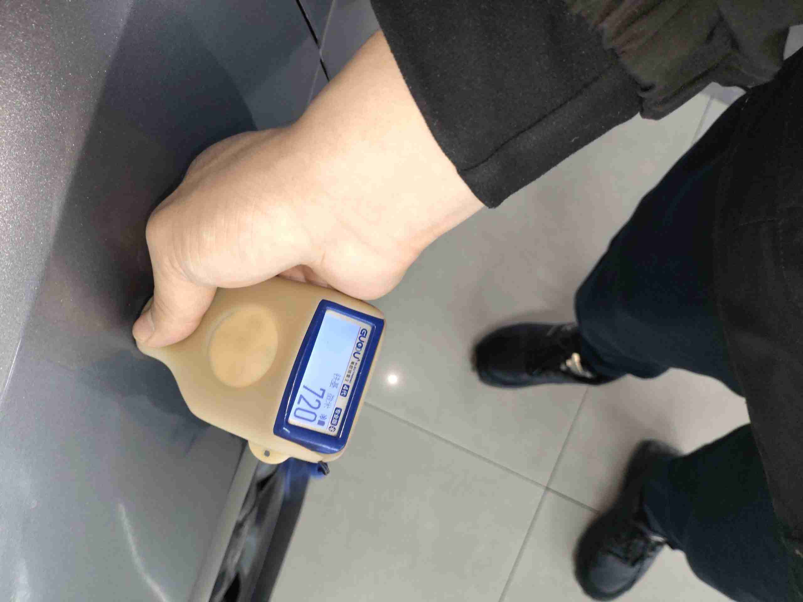 左前翼子板钣金修复痕迹实拍