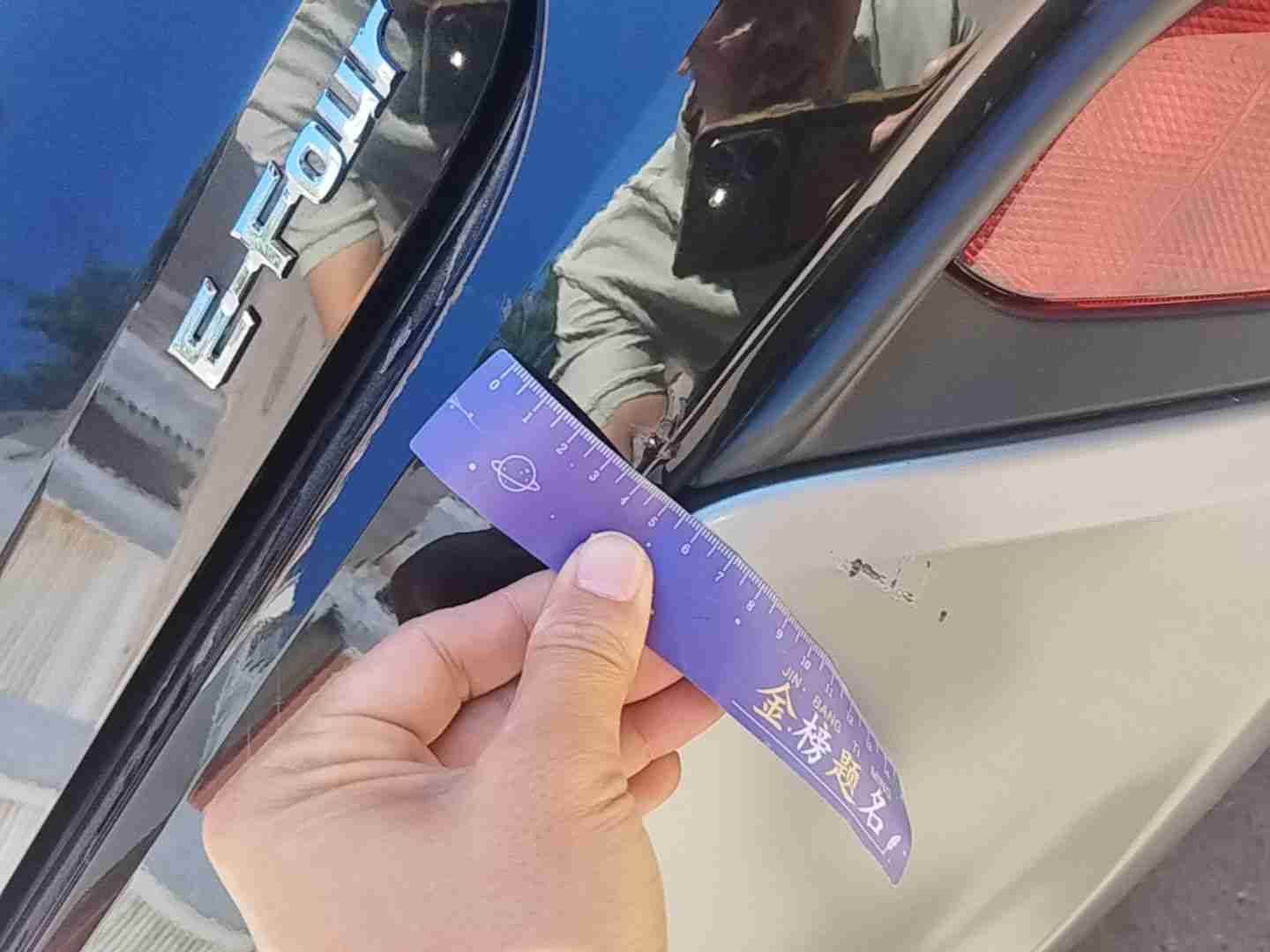 后保险杠漆面损伤实拍