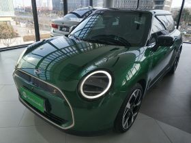 电动MINI COOPER 2024款 452km COOPER SE 艺术家