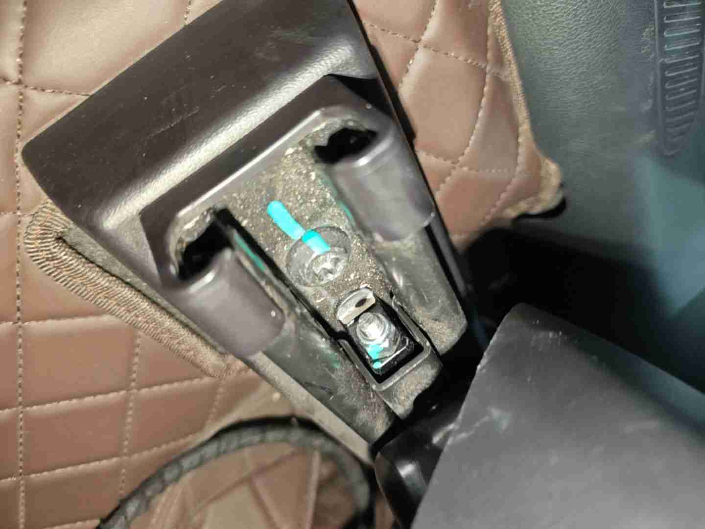 右前座椅滑轨拆卸痕迹实拍