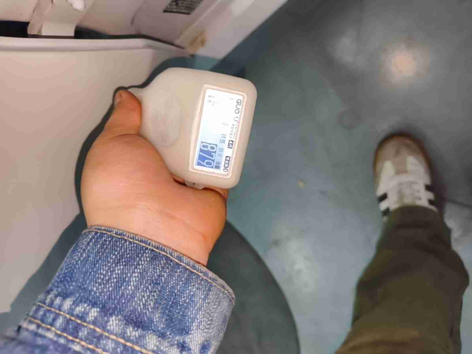 右侧后门漆面修复痕迹实拍