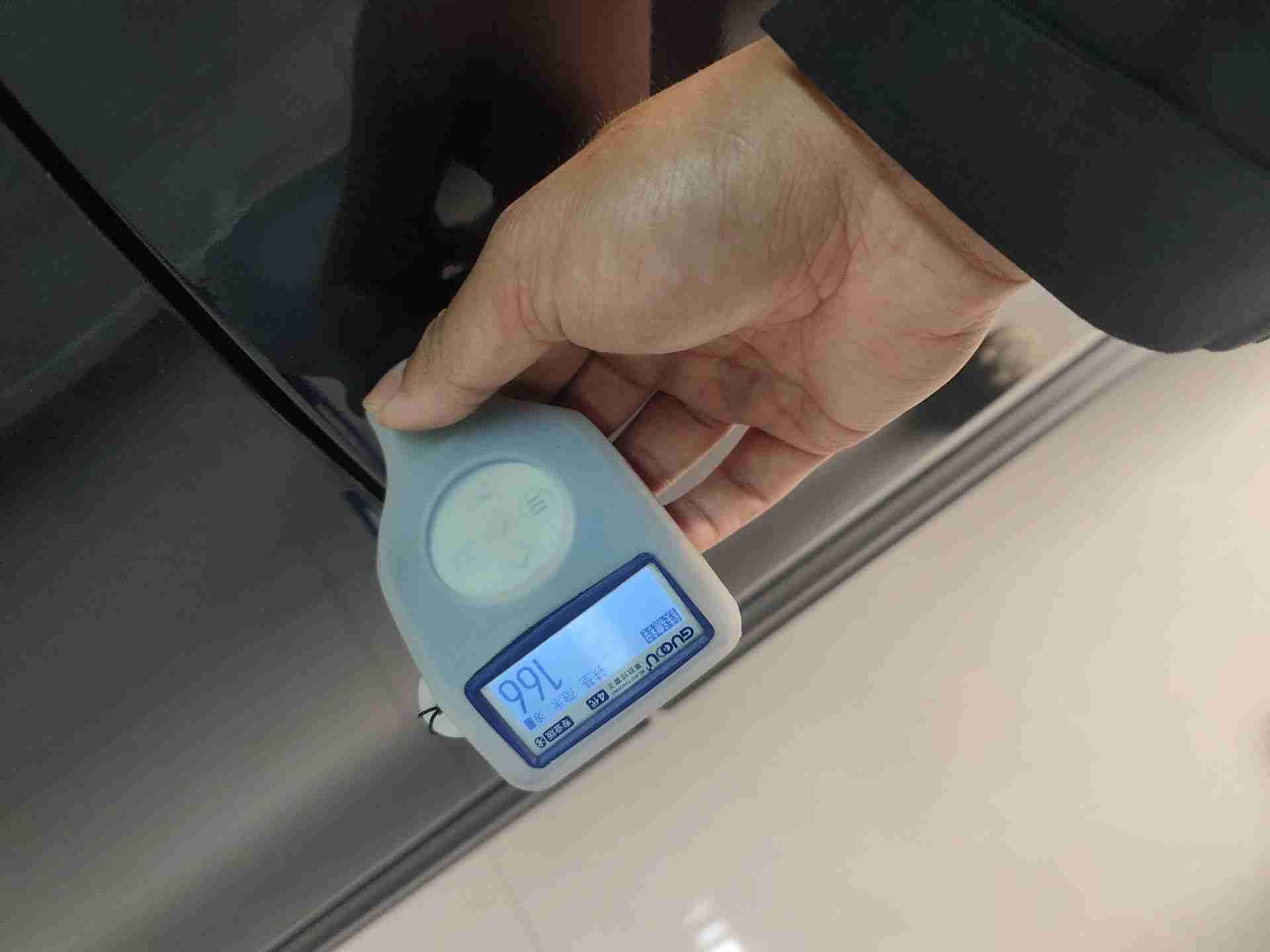 左侧后门喷漆修复痕迹实拍