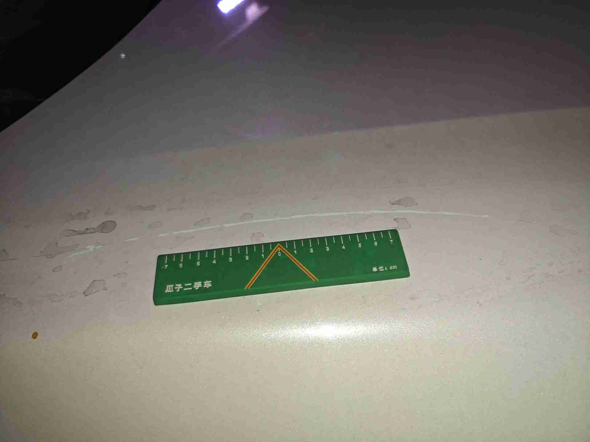 发动机舱盖漆面损伤实拍