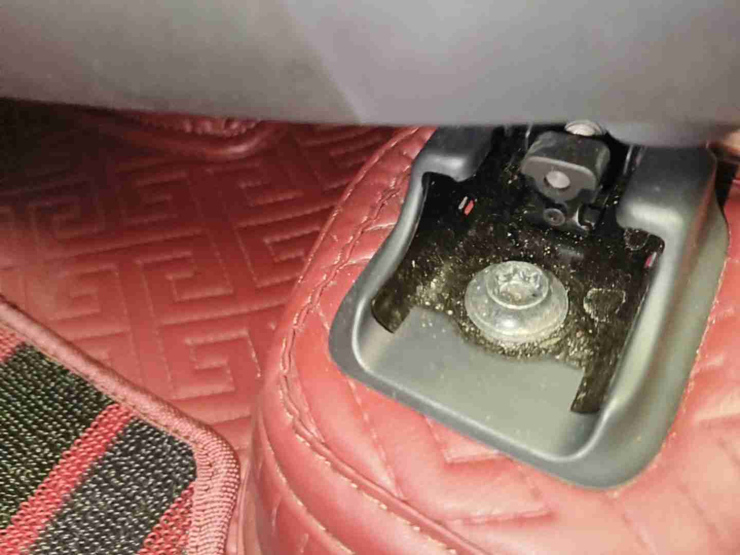 左前座椅滑轨拆卸痕迹实拍
