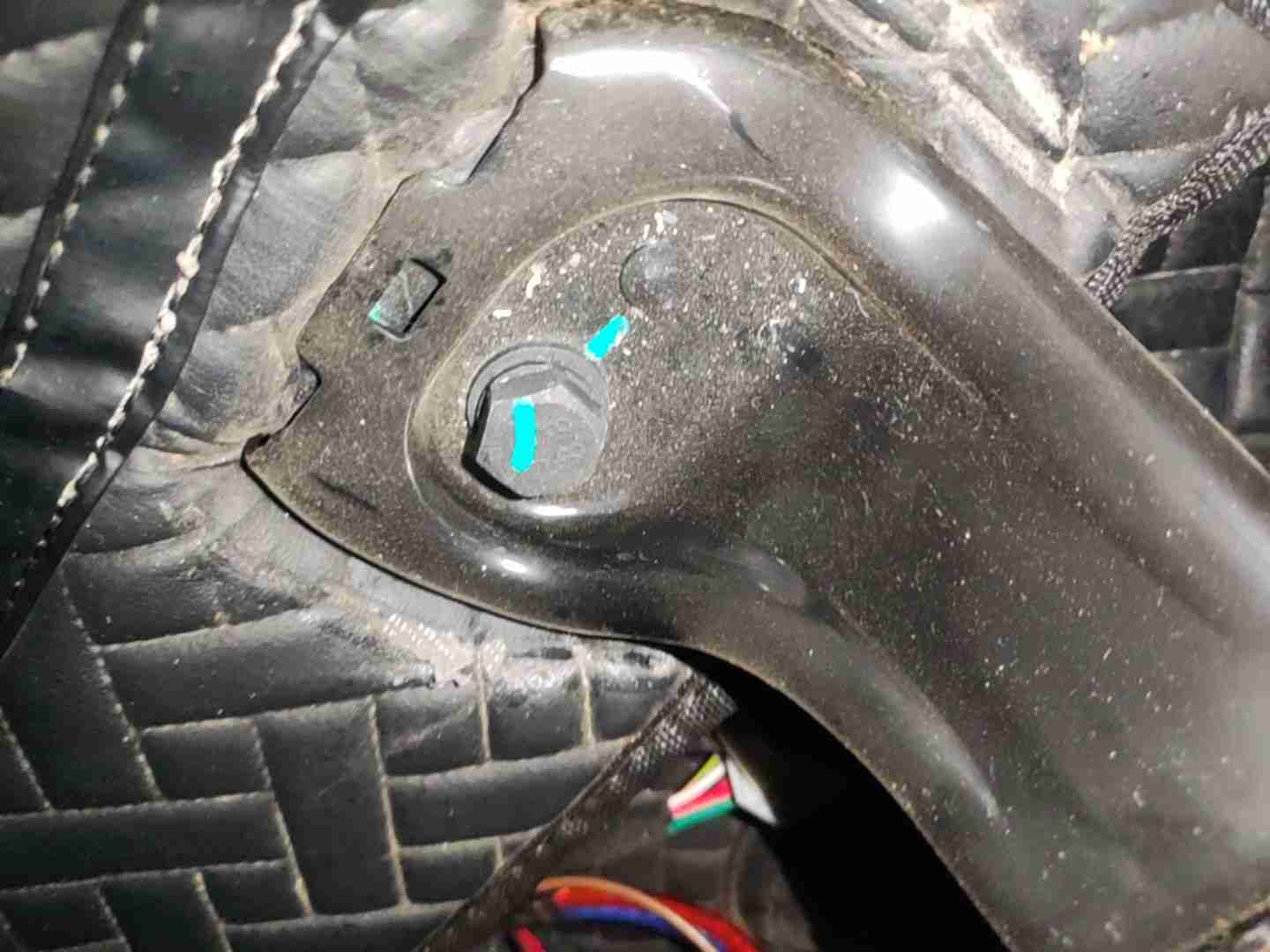 右前座椅滑轨拆卸痕迹实拍