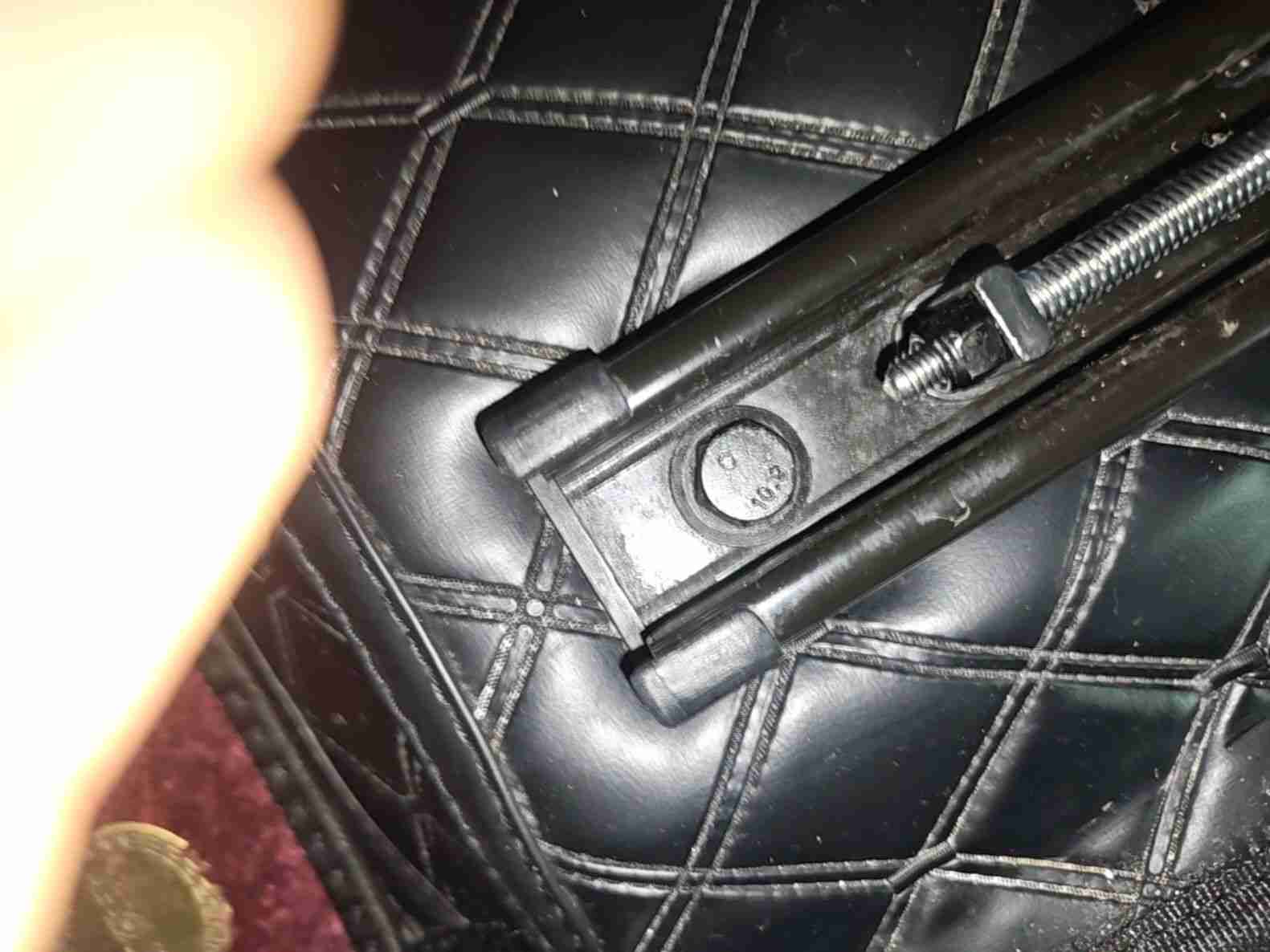 左前座椅滑轨安装螺丝拆卸痕迹实拍