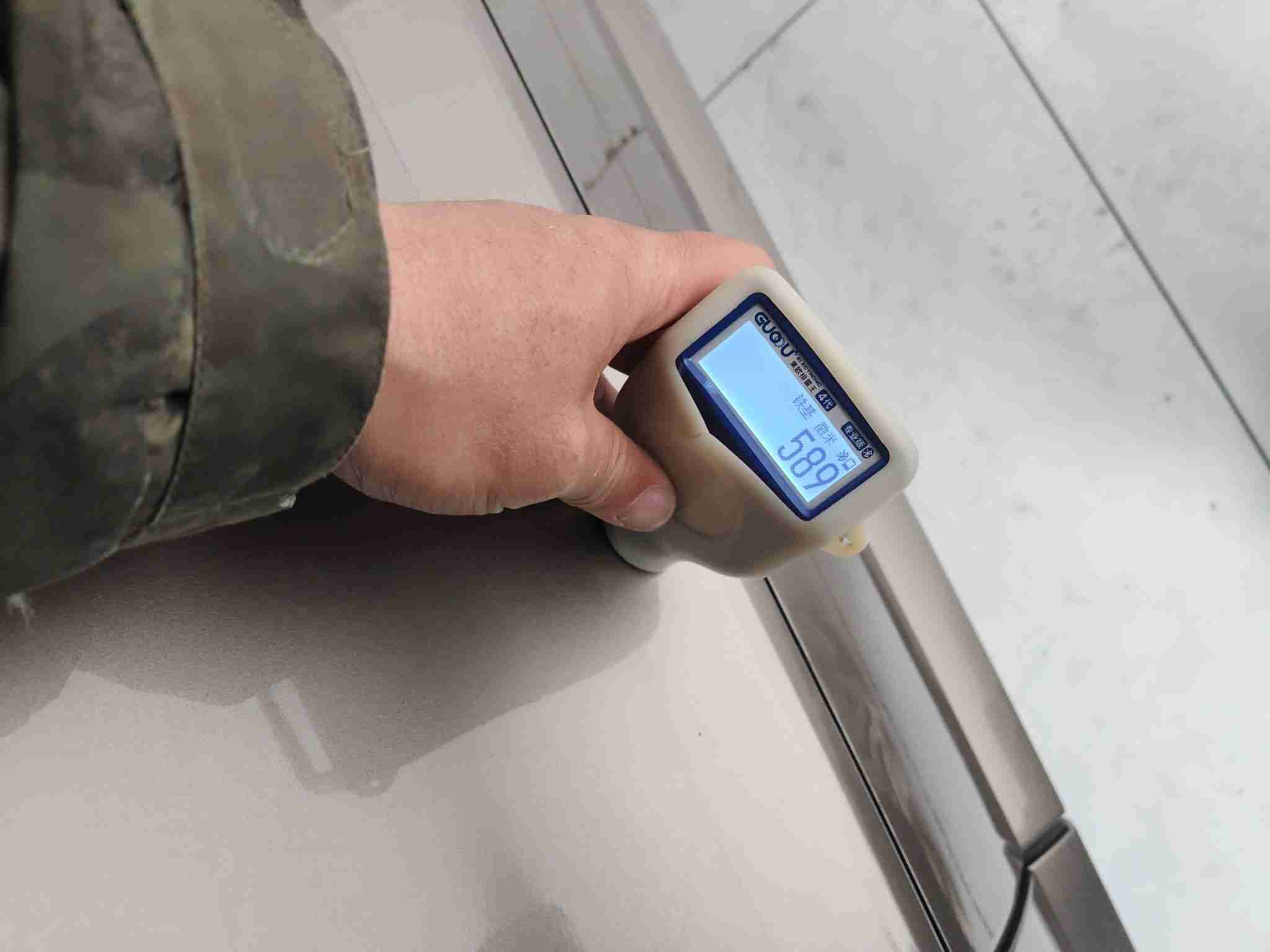 车辆左侧后门钣金修复痕迹实拍