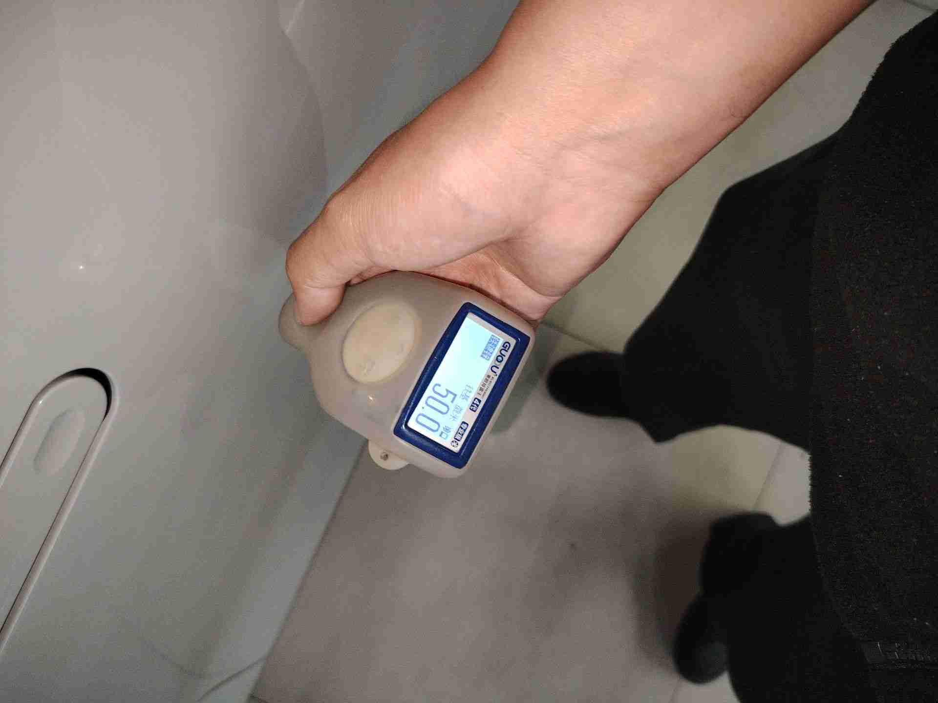 右侧前门漆面喷漆修复痕迹实拍