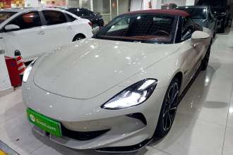 名爵 MG Cyberster 2024款 520km 传奇四驱红篷版