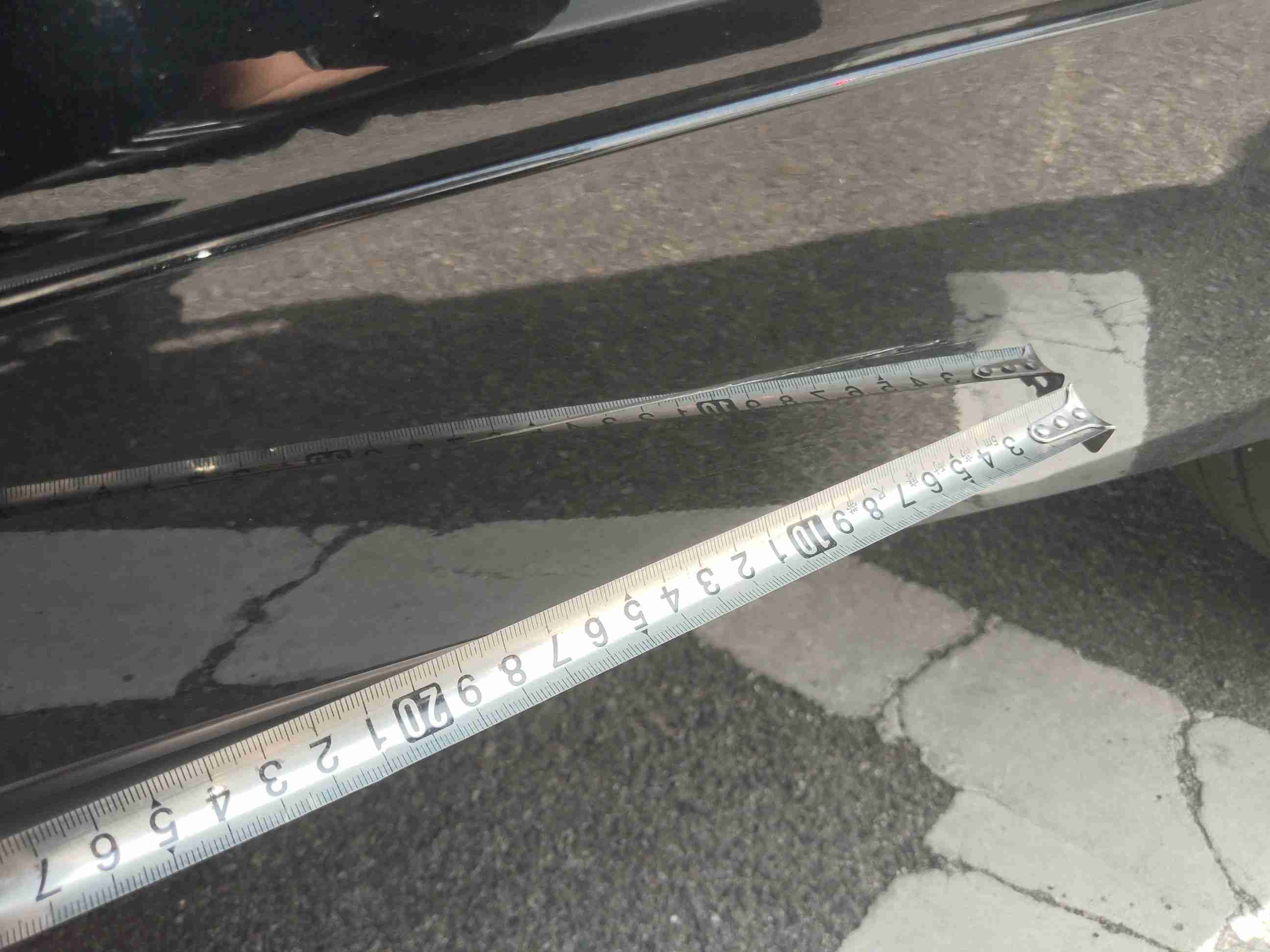 左后车门防擦条剐蹭实拍