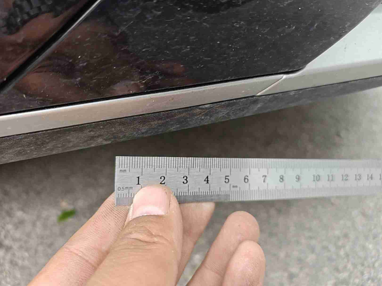 前保险杠拆卸痕迹实拍