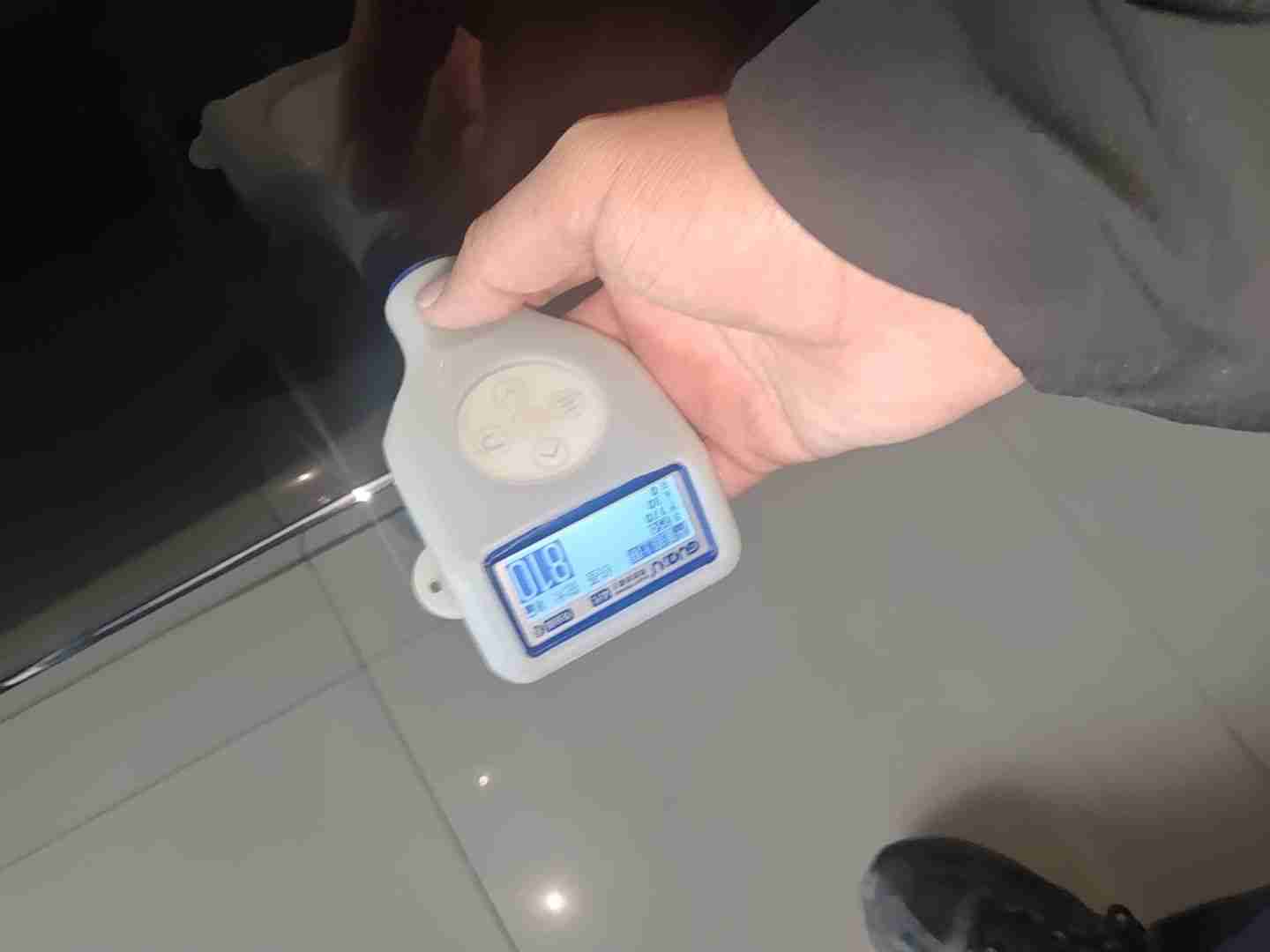 左侧后门漆面钣金修复痕迹实拍