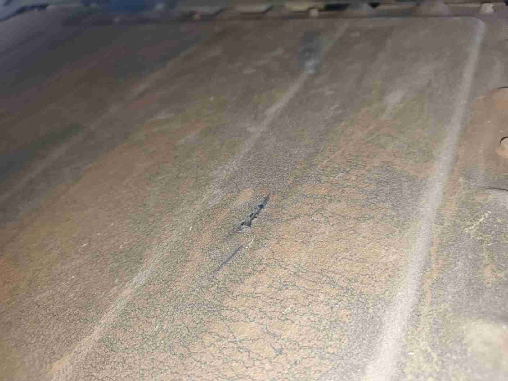 动力电池箱底护板剐蹭痕迹实拍