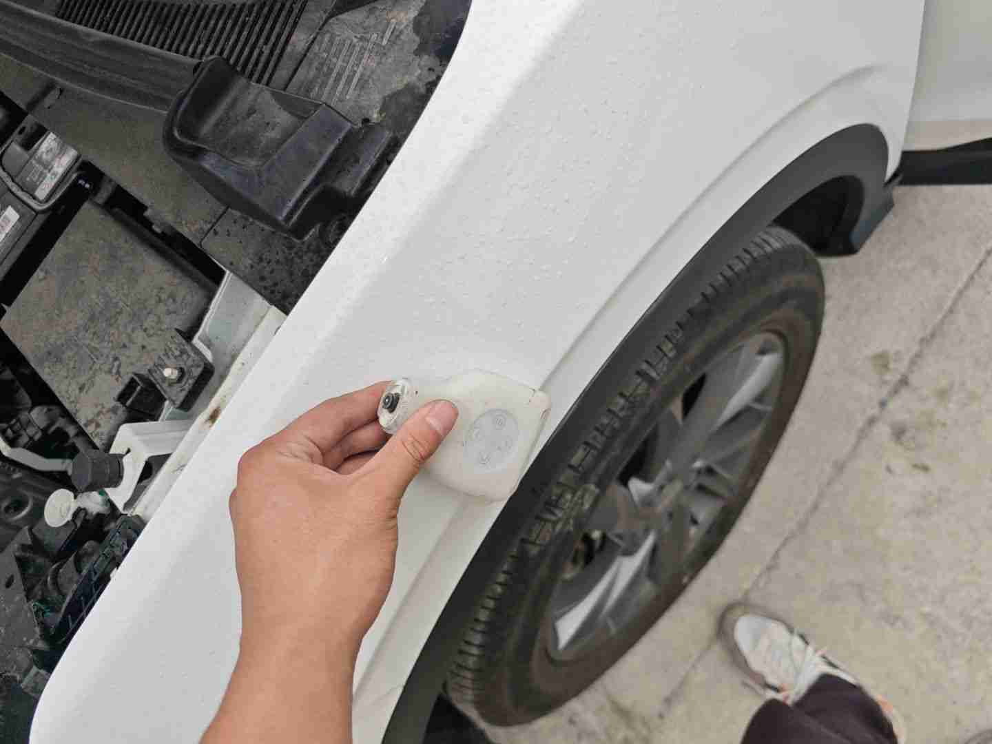 左前翼子板漆面损伤实拍