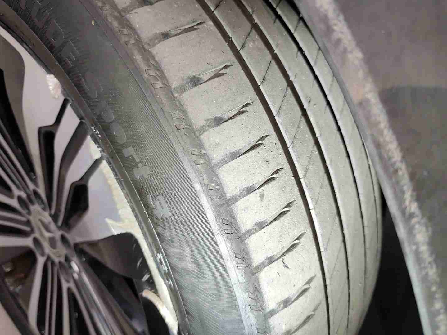 左前轮胎磨损情况实拍