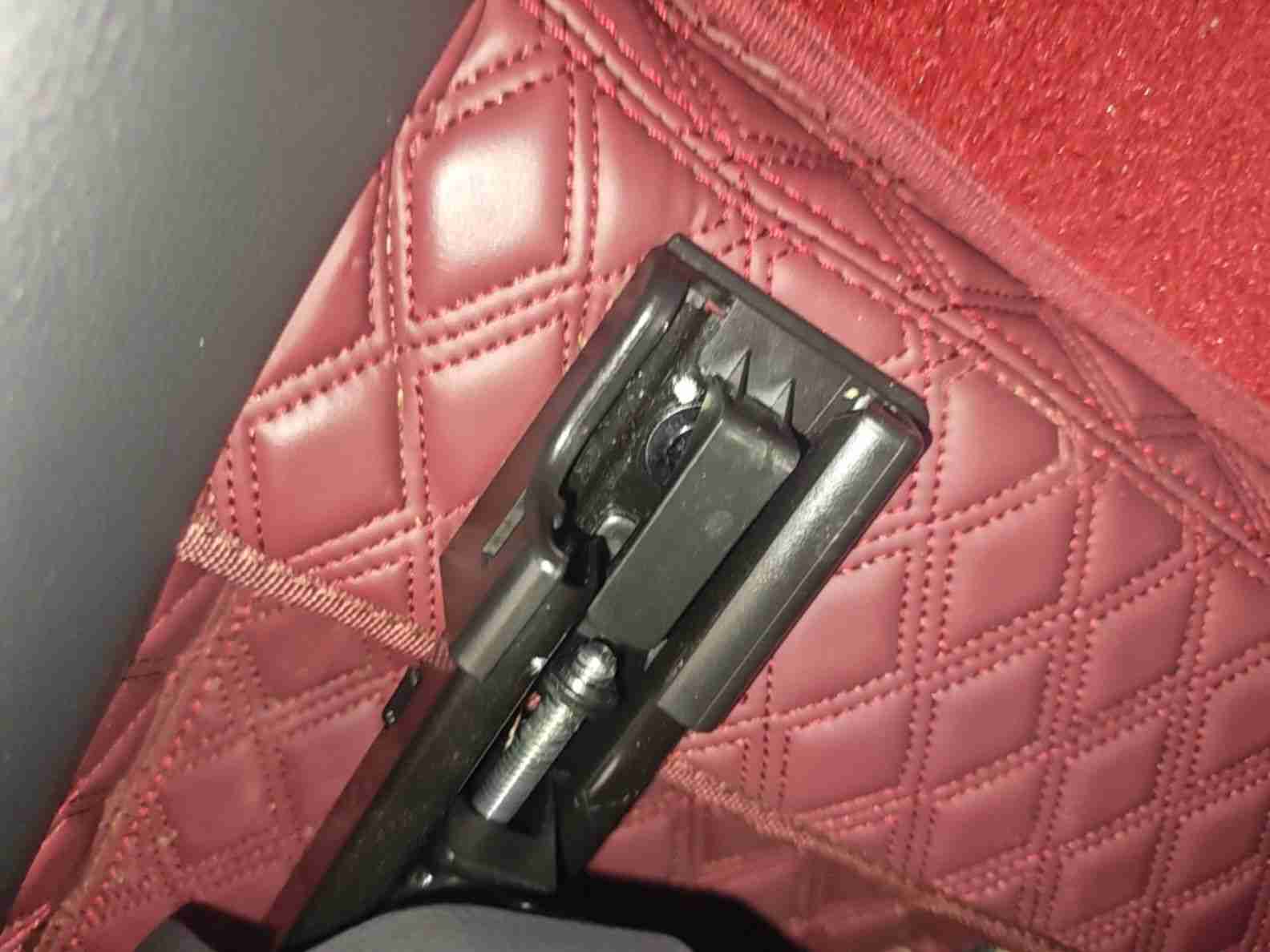 左前座椅滑轨拆卸痕迹实拍