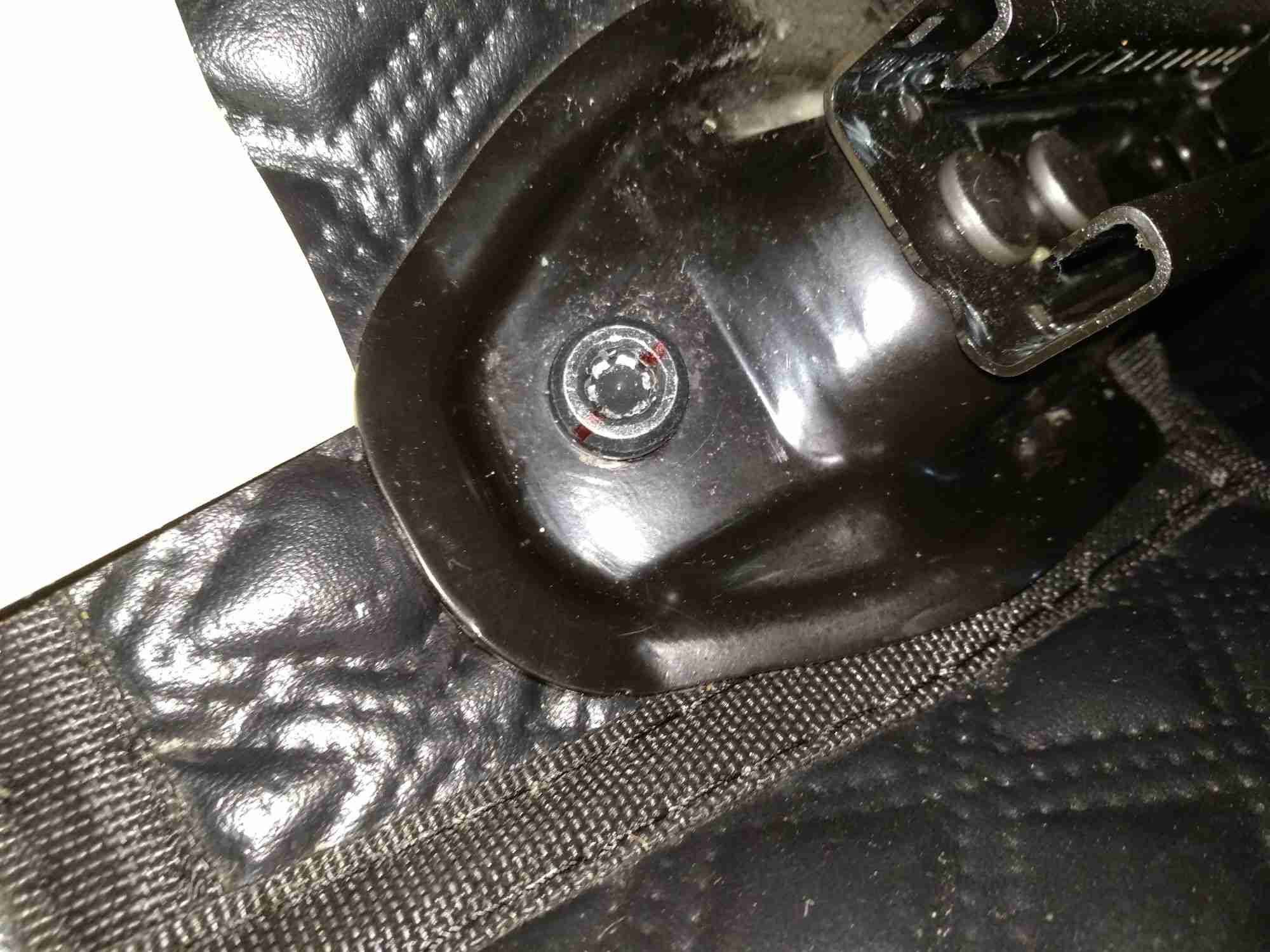 左前座椅滑轨螺丝拆卸痕迹实拍