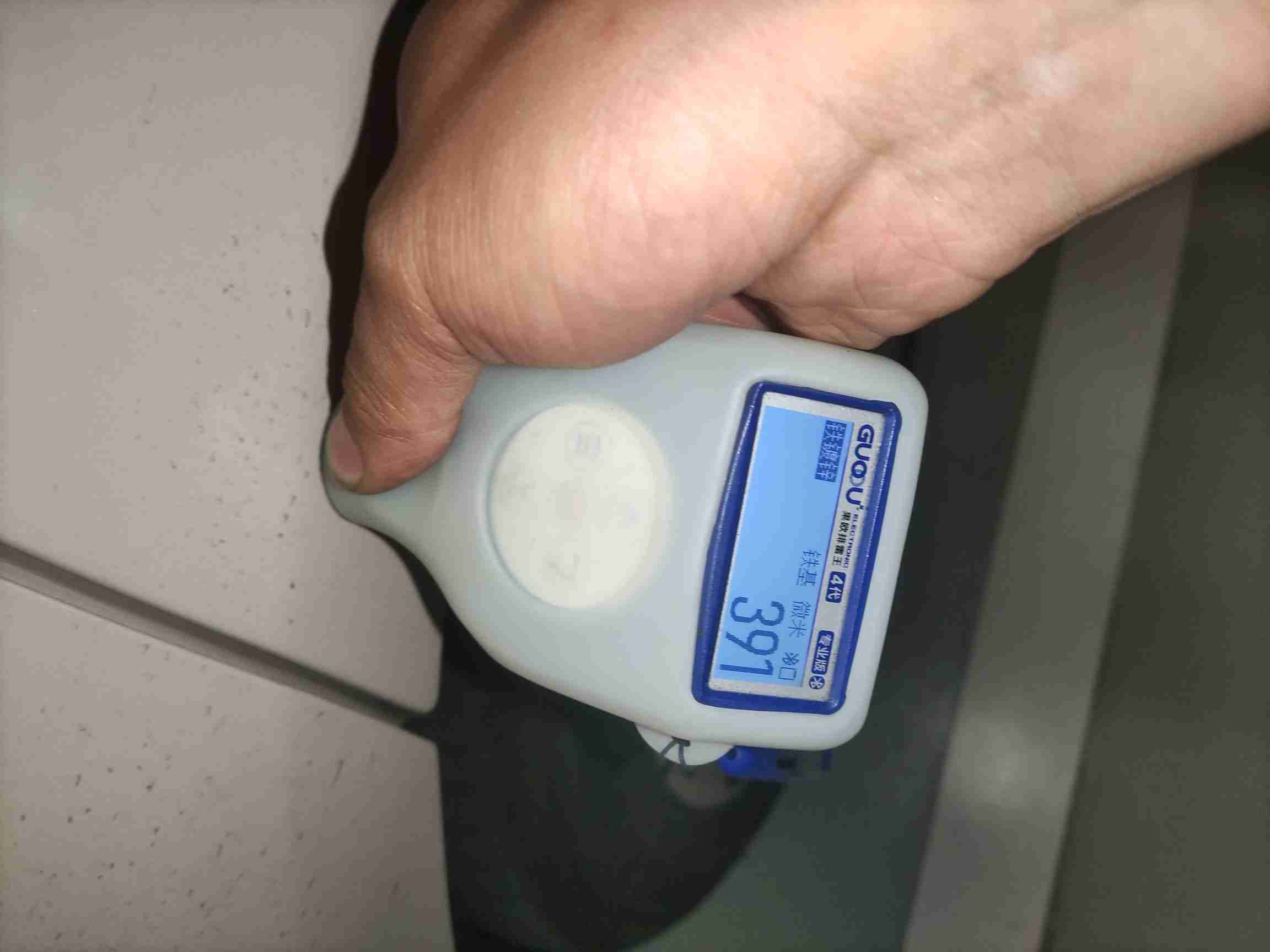 左后翼子板钣金修复痕迹实拍