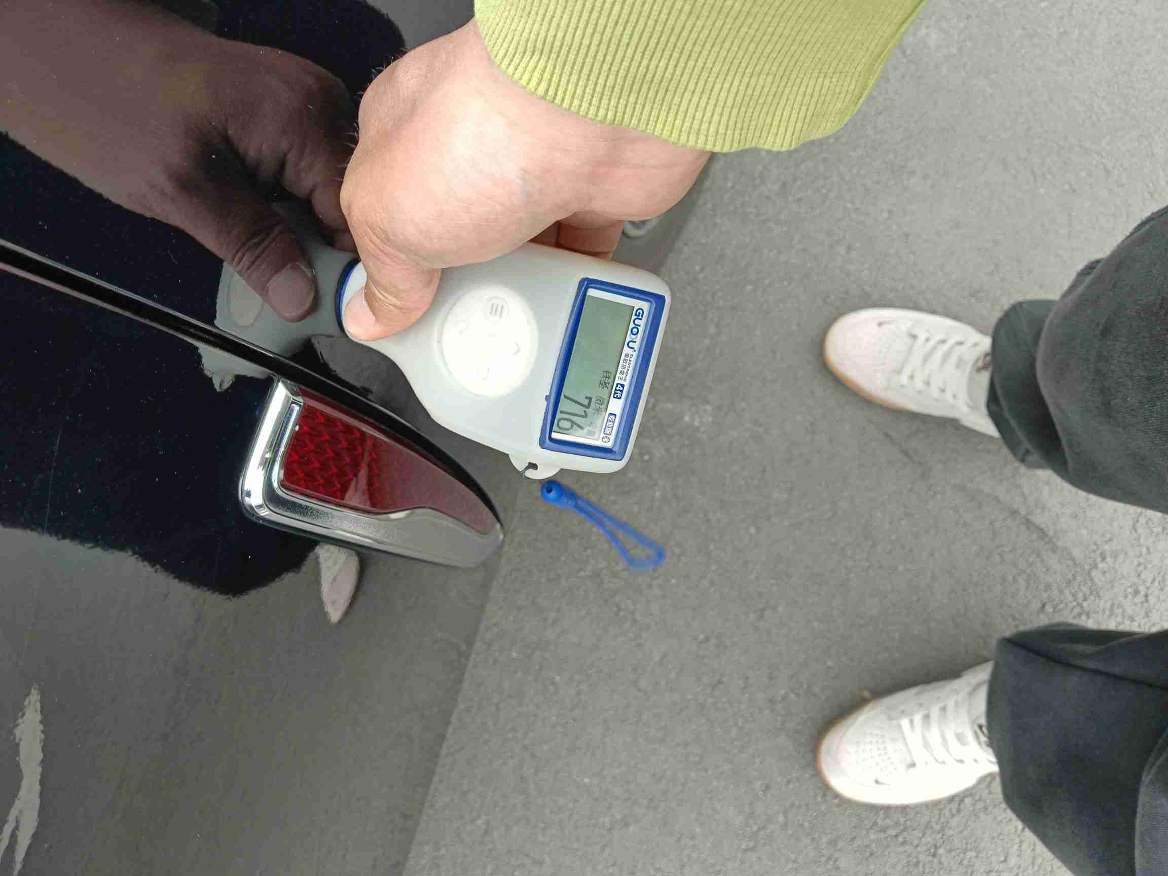 车辆右前侧外观展示