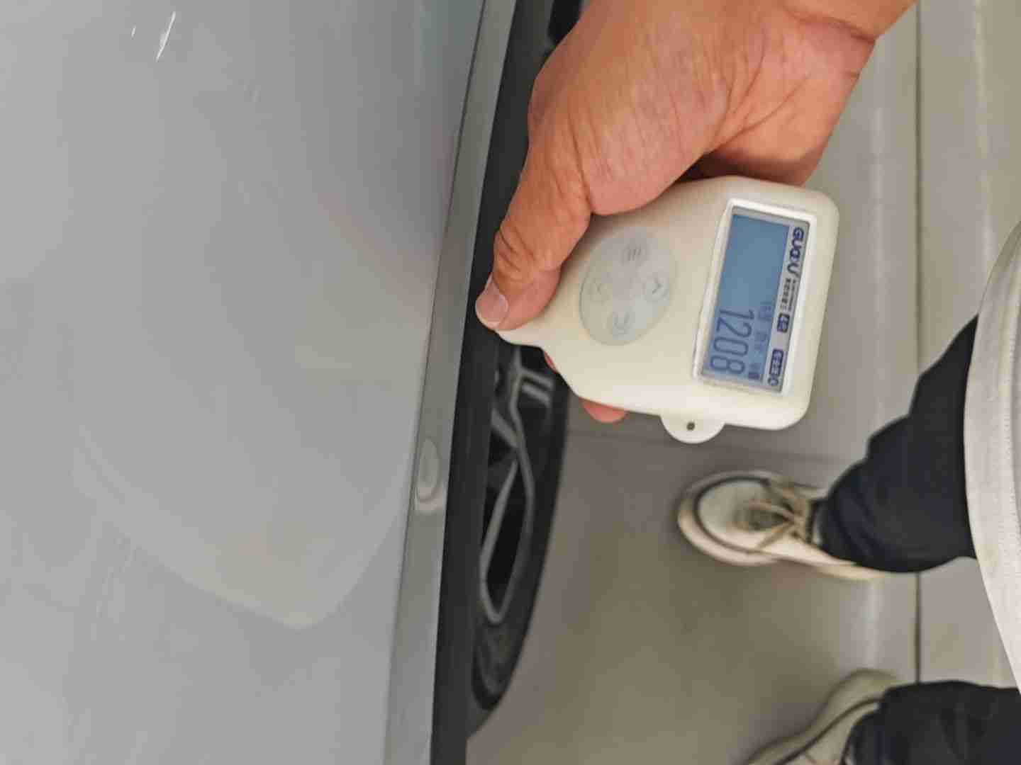 左前翼子板钣金修复痕迹实拍
