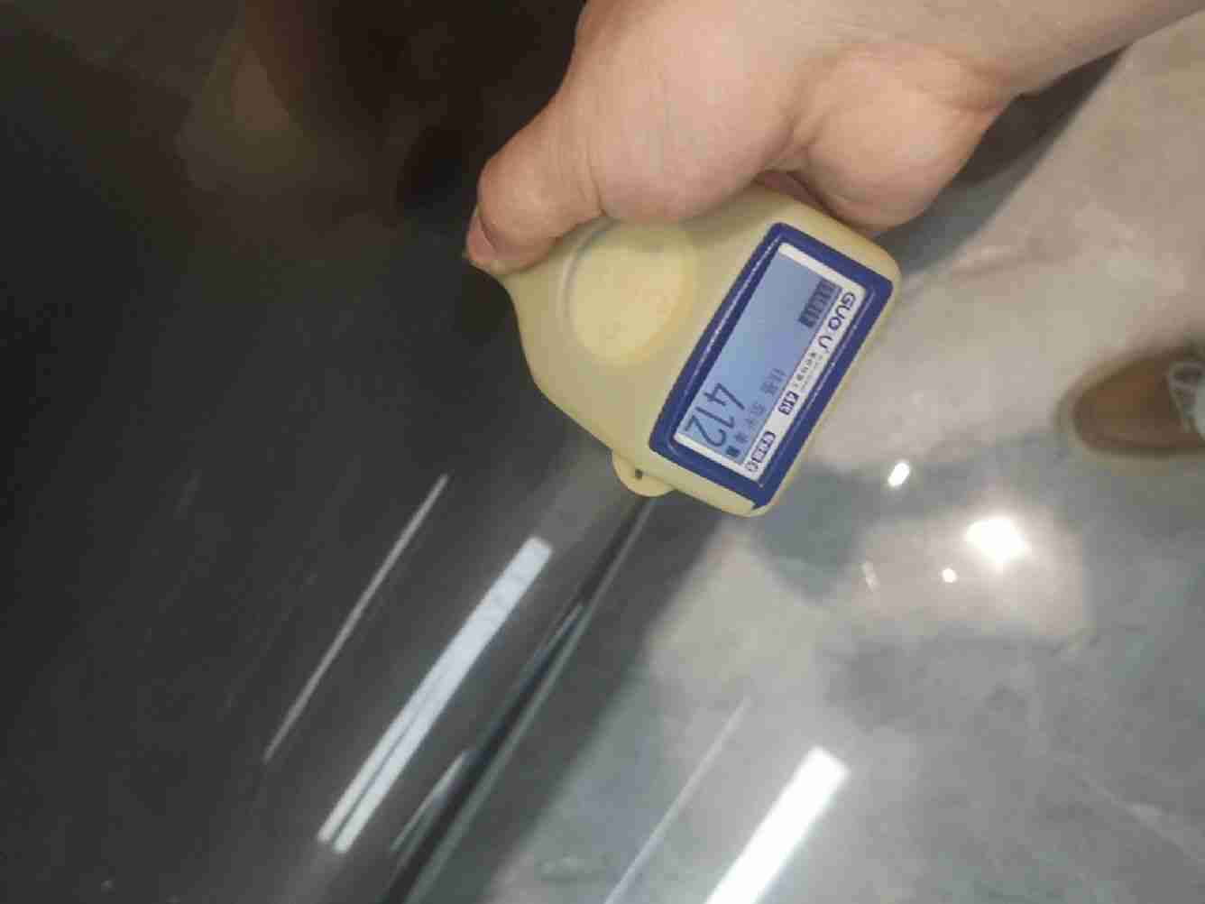 副驾驶侧前门漆面钣金修复痕迹实拍