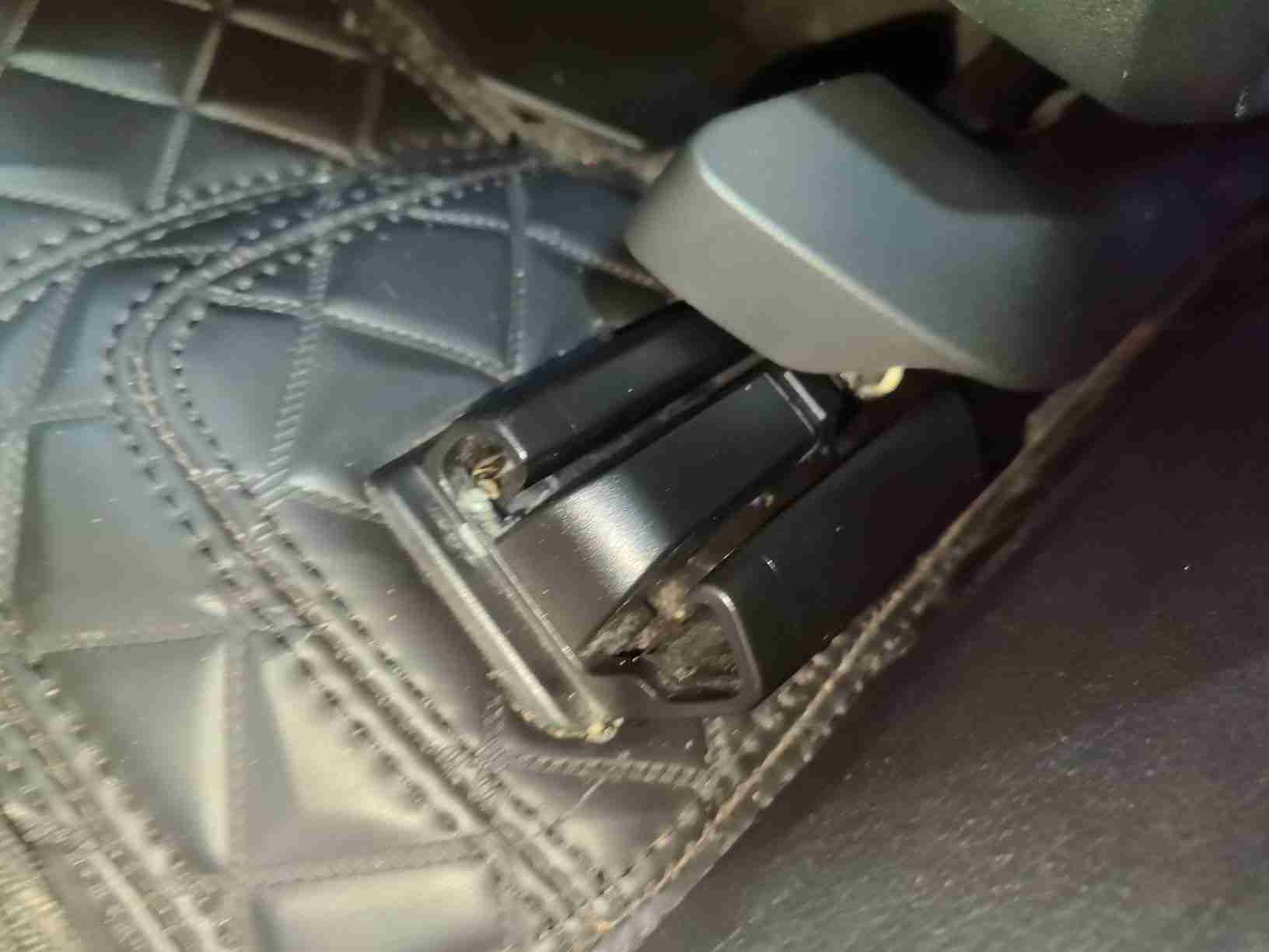左前座椅滑轨拆卸痕迹实拍