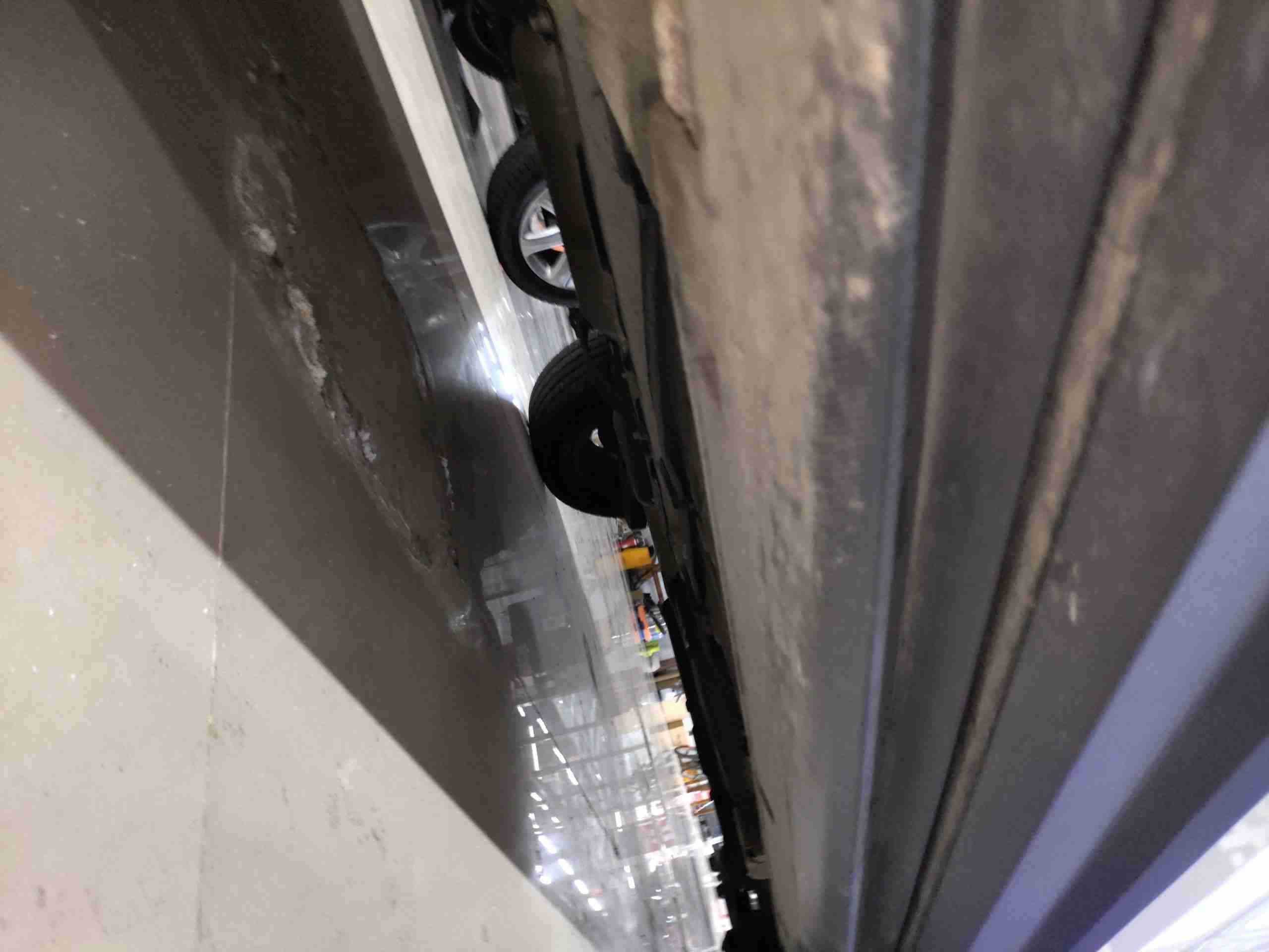 左侧底边梁塑料饰板划痕实拍