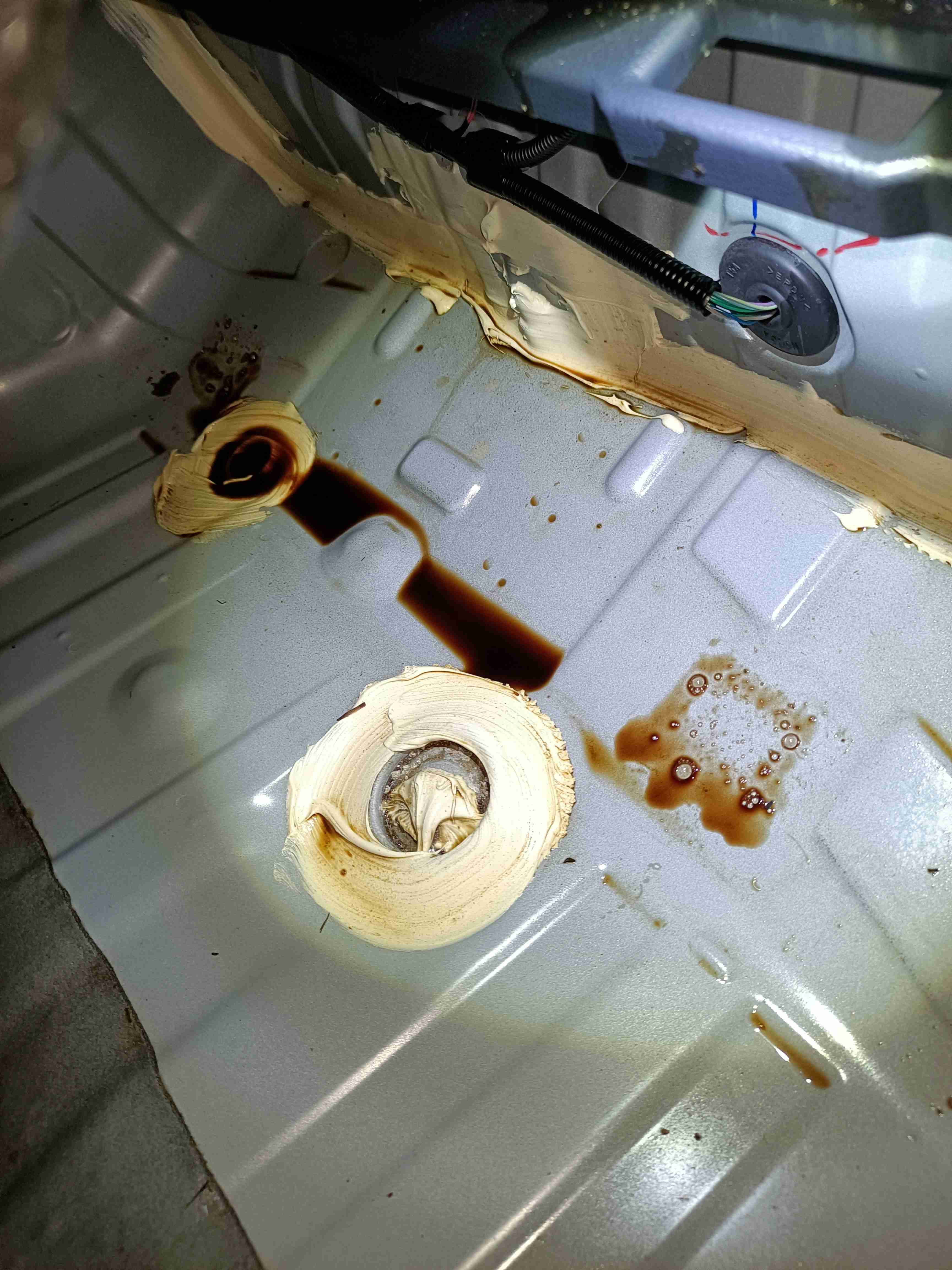 后备箱边角疑似浸水痕迹实拍