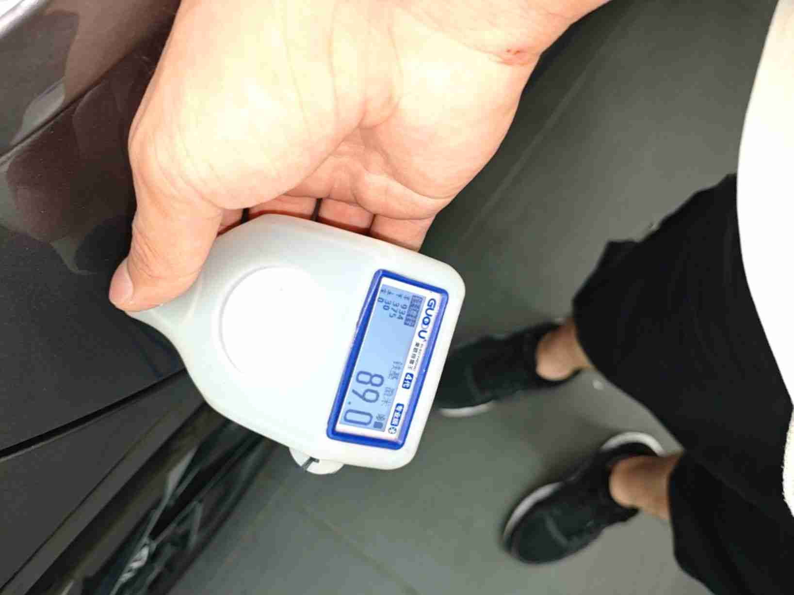 右侧后门喷漆修复痕迹实拍