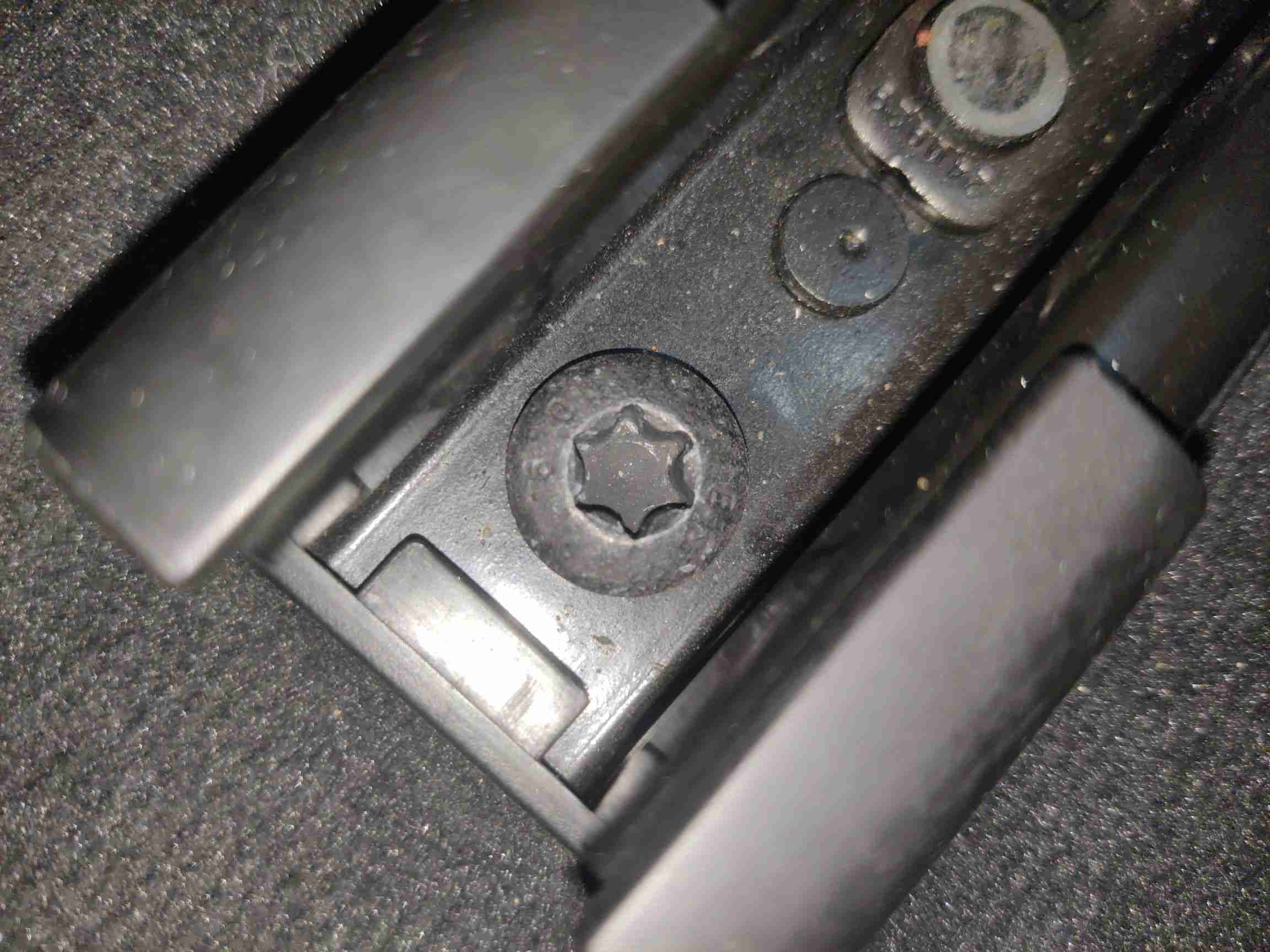左前座椅滑轨拆卸痕迹实拍