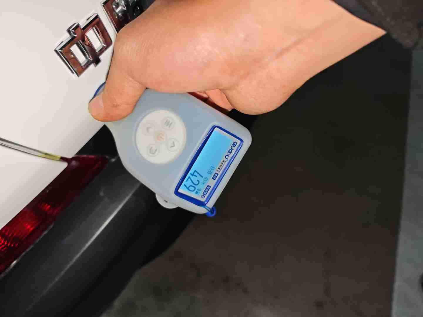 后备箱盖钣金修复实拍