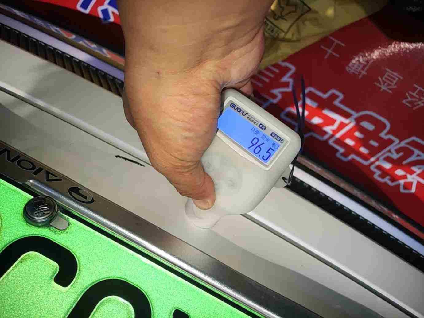 车尾后备箱盖喷漆痕迹实拍