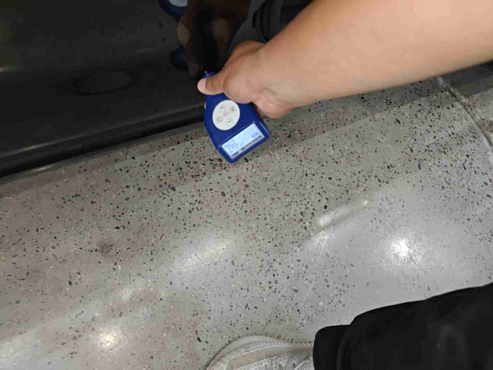 左侧前门钣金修复痕迹实拍