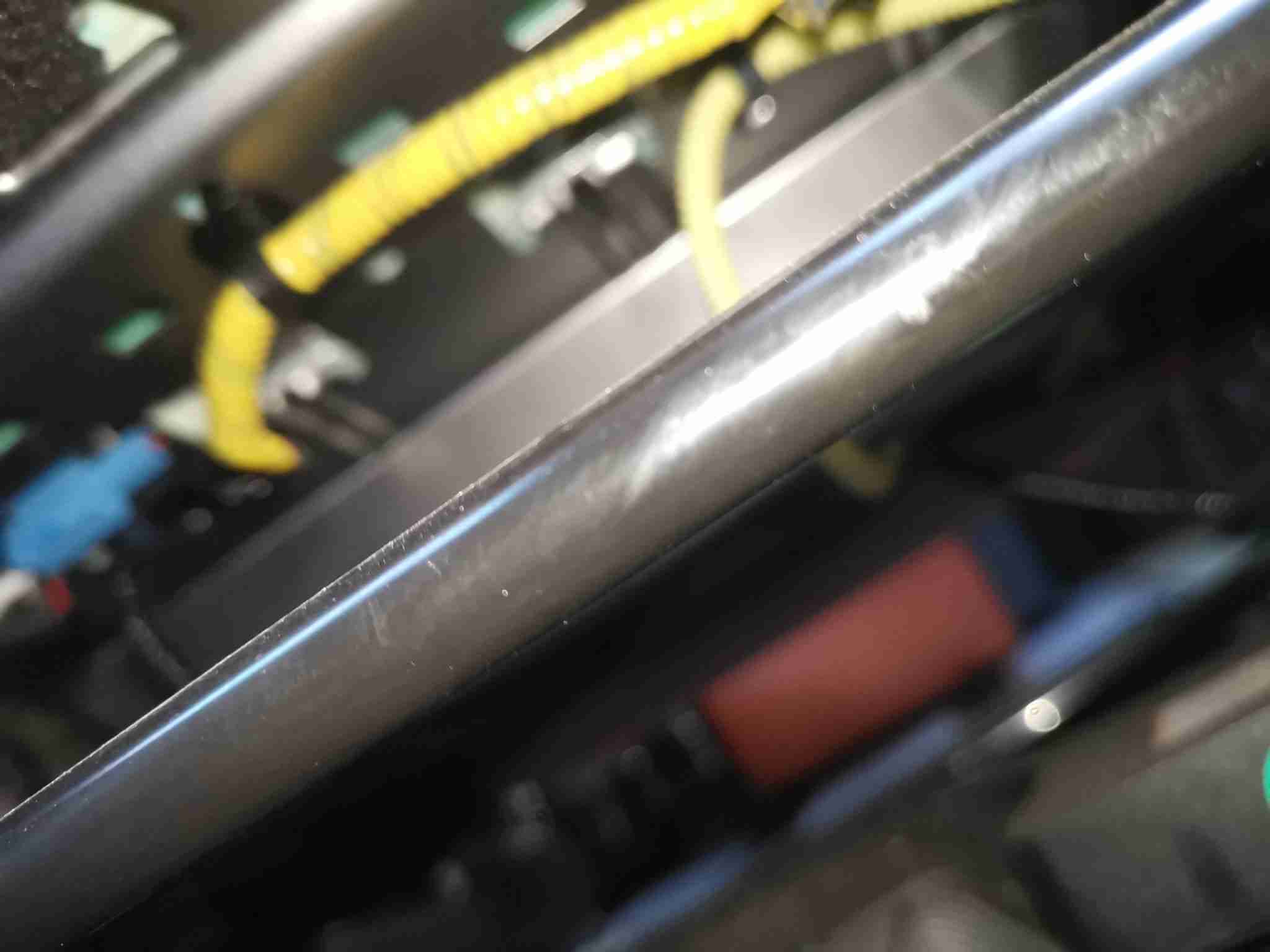 左前座椅滑轨拆卸痕迹实拍