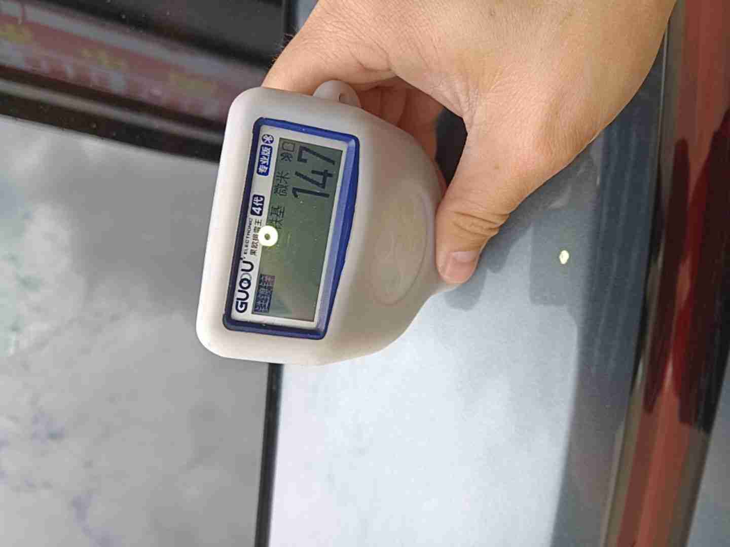 后备箱盖喷漆修复痕迹实拍