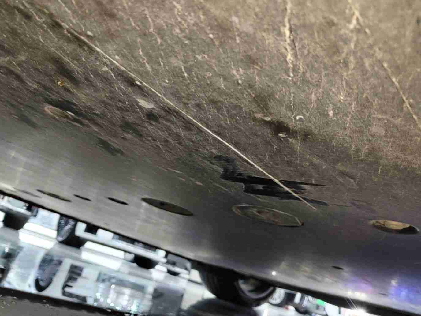 动力电池箱底护板剐蹭实拍