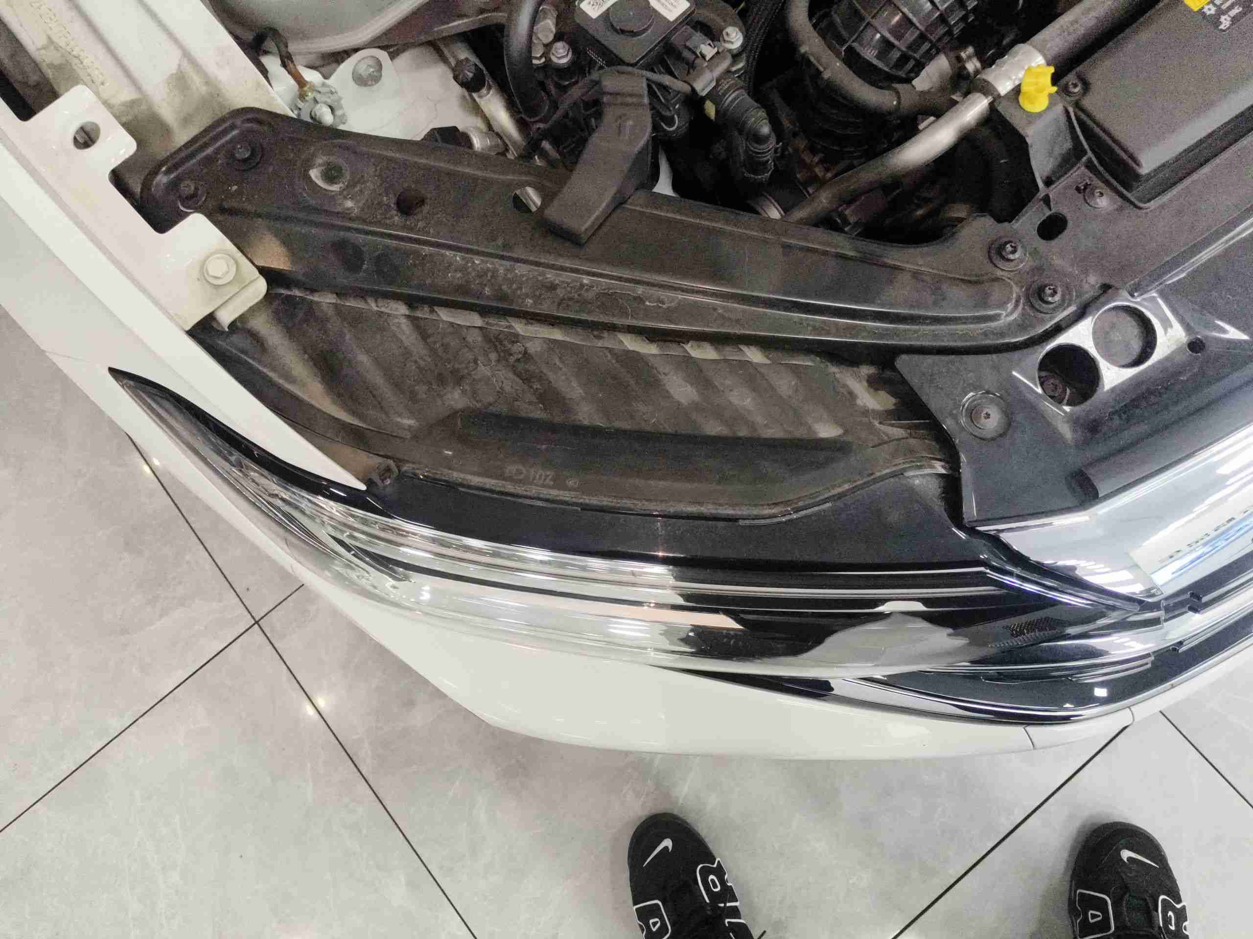 右前大灯更换痕迹实拍