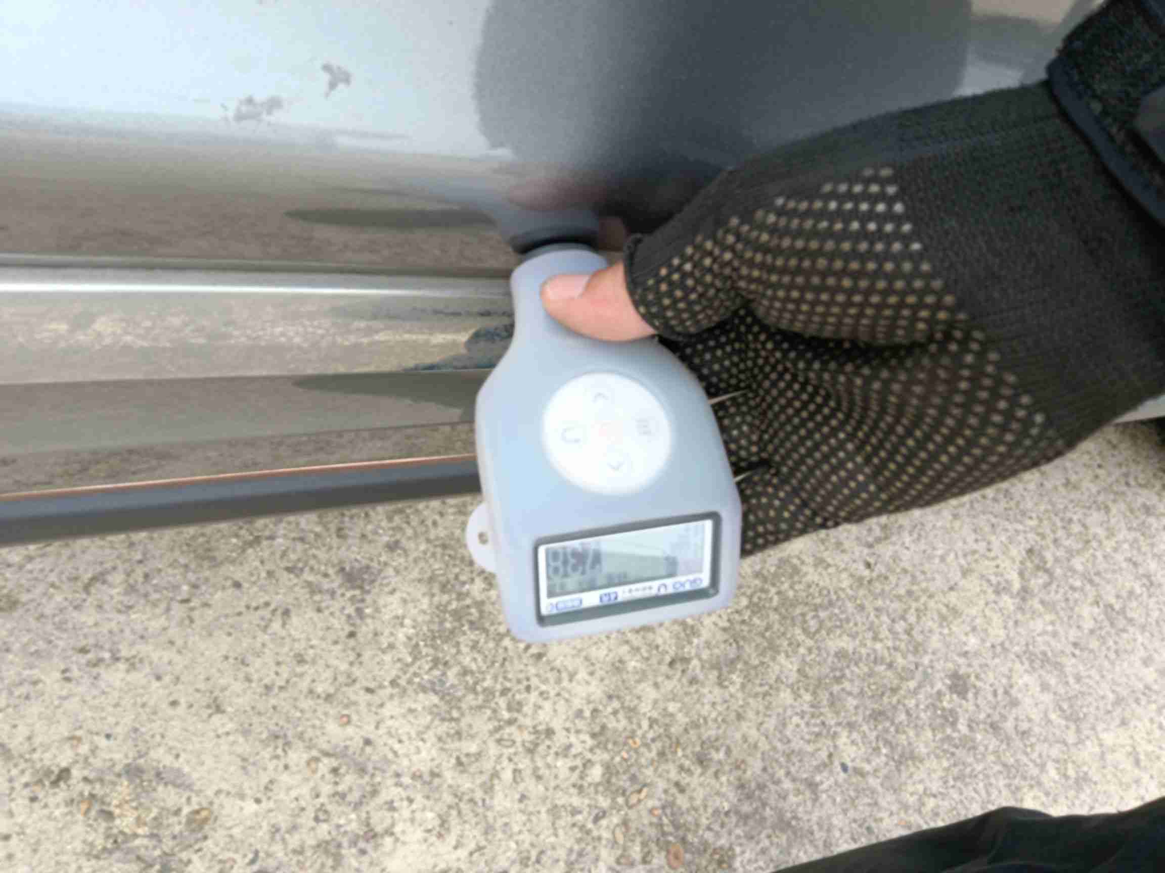 右侧前门钣金修复痕迹实拍