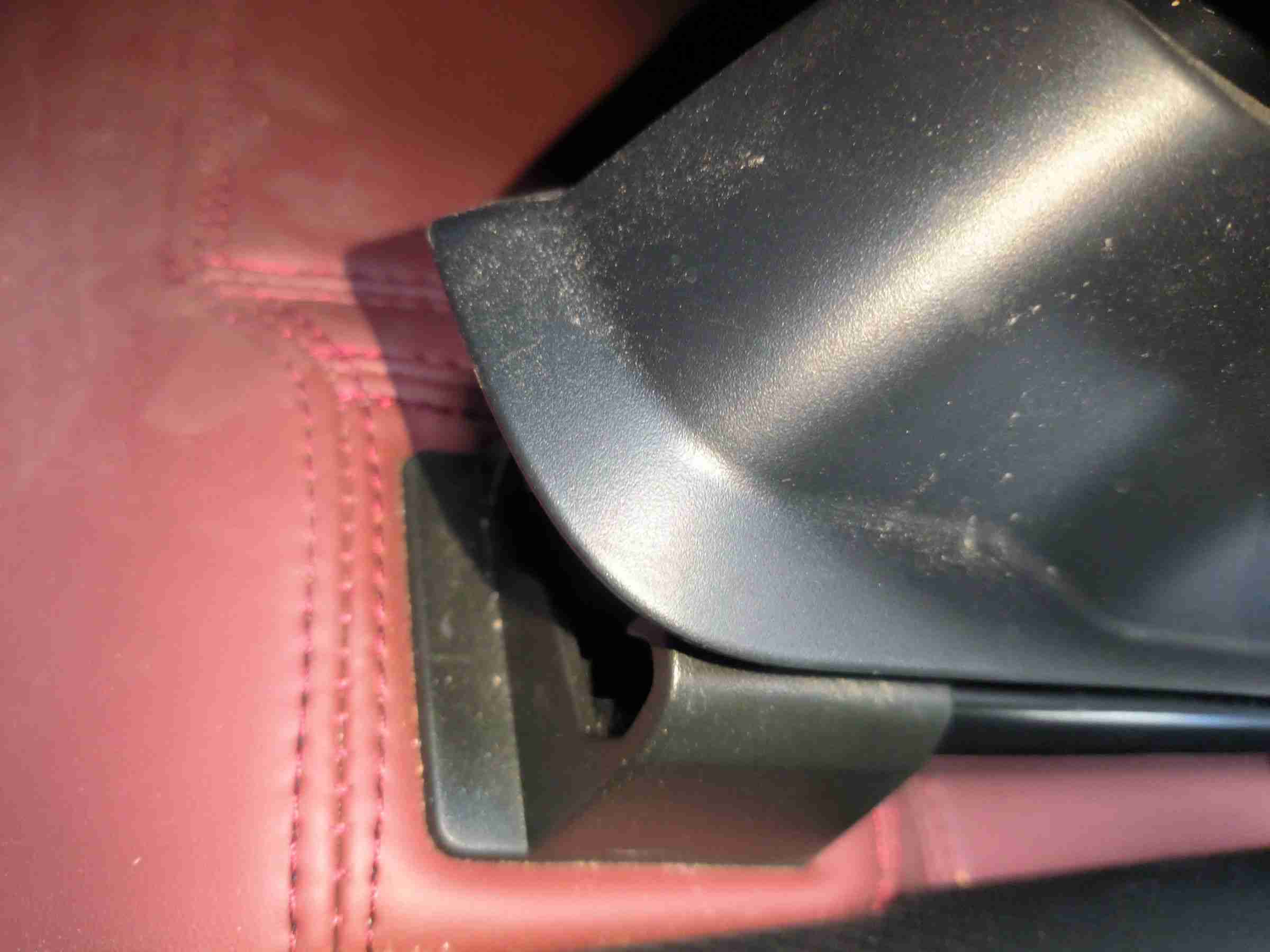 左前座椅滑轨拆卸痕迹实拍