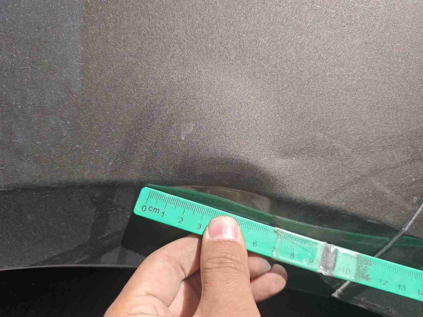 右前翼子板轻微变形实拍