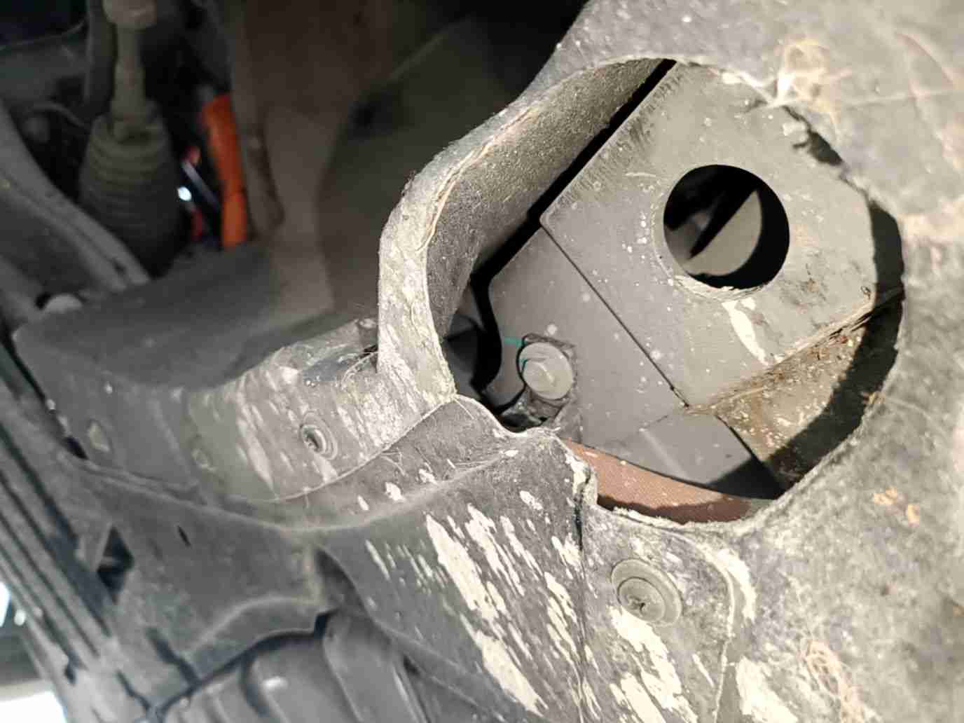 动力电池箱底板拆卸无记录痕迹实拍
