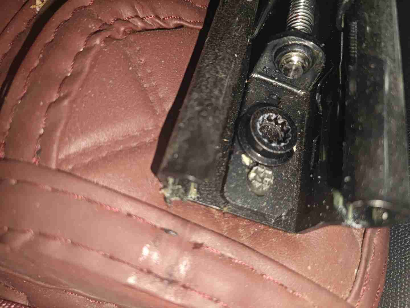 左前座椅滑轨拆卸痕迹实拍