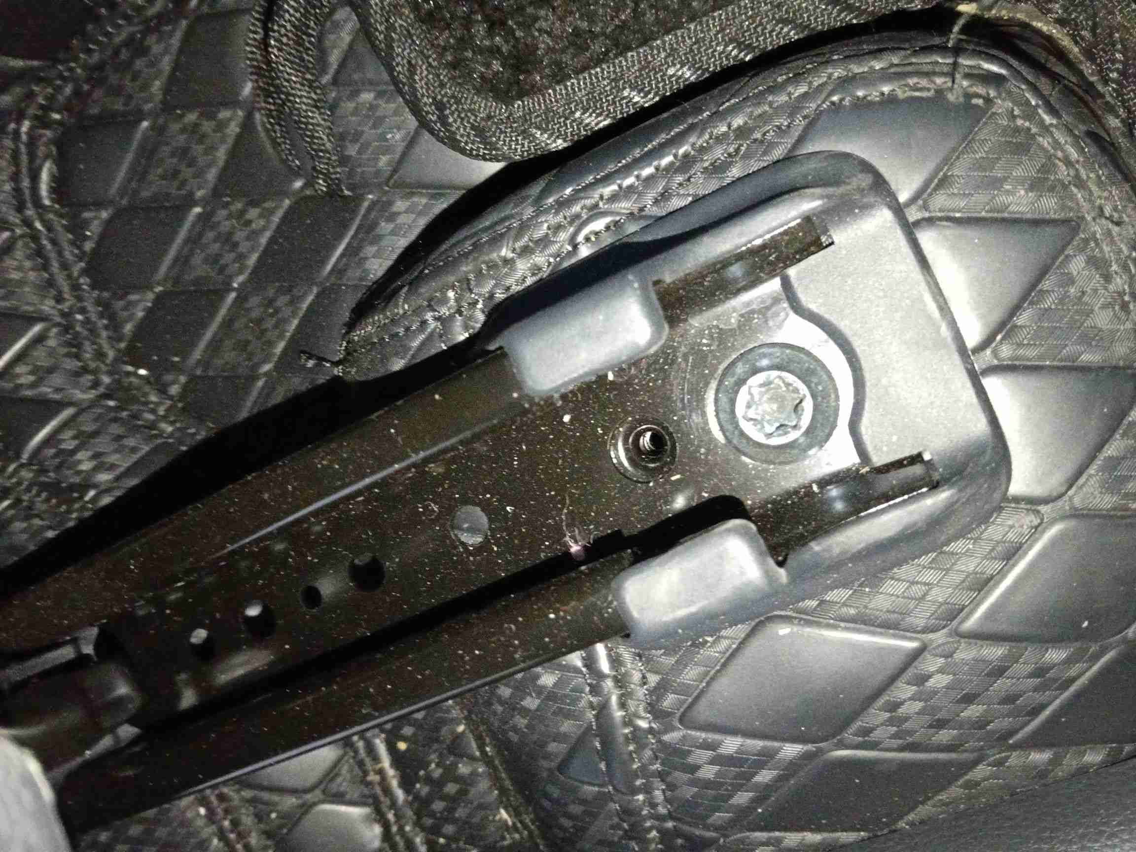 右前座椅滑轨拆卸痕迹实拍
