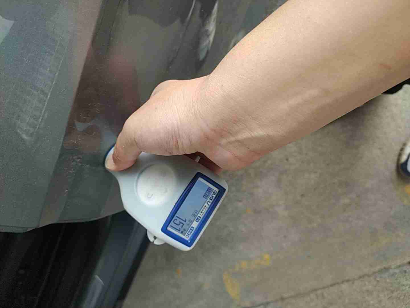 左侧后门喷漆痕迹实拍