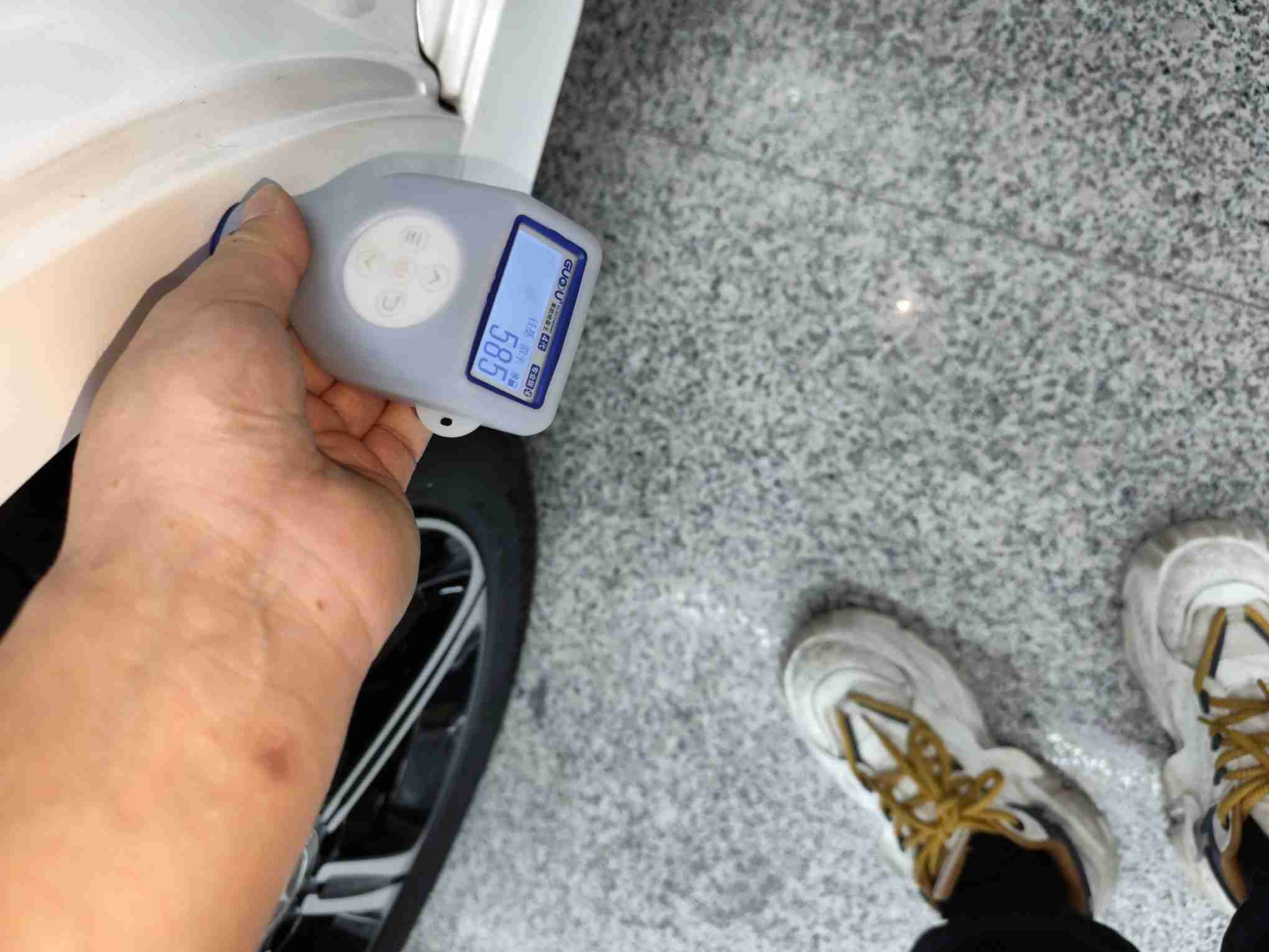 右后翼子板钣金修复痕迹实拍