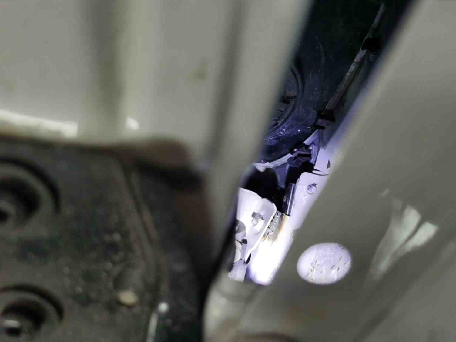 左前翼子板漆面轻微开裂实拍